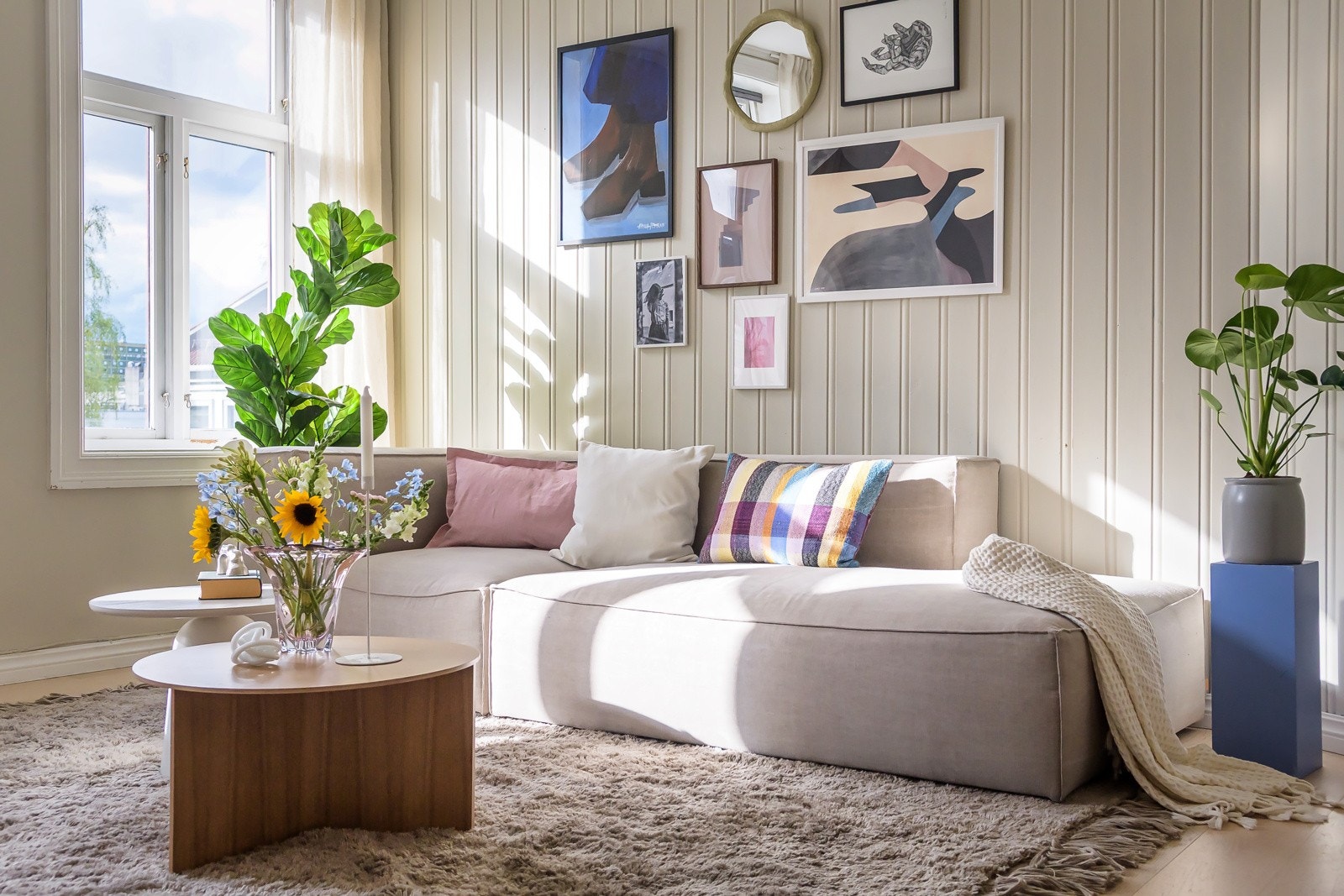 Store klassiske vindusflater slipper inn rikelig med lys i boligen. Galleribilde