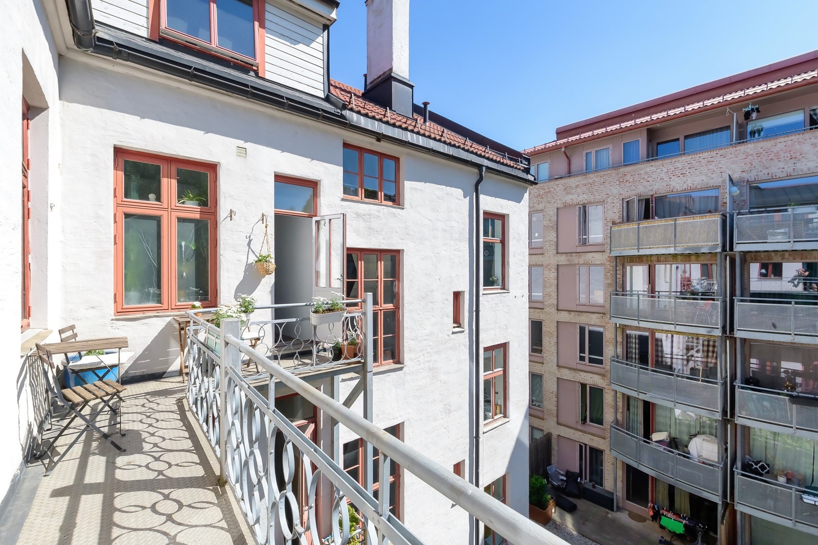 Felles balkong i samme etasje som leiligheten. Her får du gode solforhold og en plass å sitte ute. Galleribilde