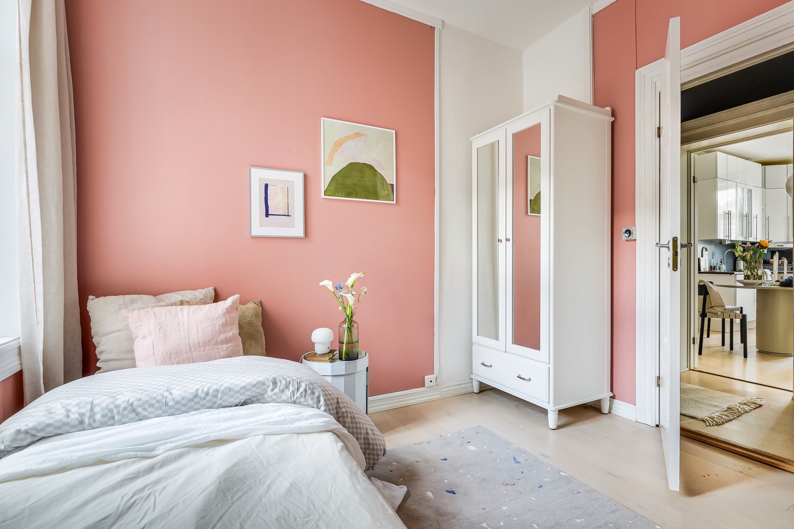 Rommet er malt i en kjempefin og moderne rosatone og gulvet er belagt med 1-stavs parkettgulv fra 2017. Galleribilde
