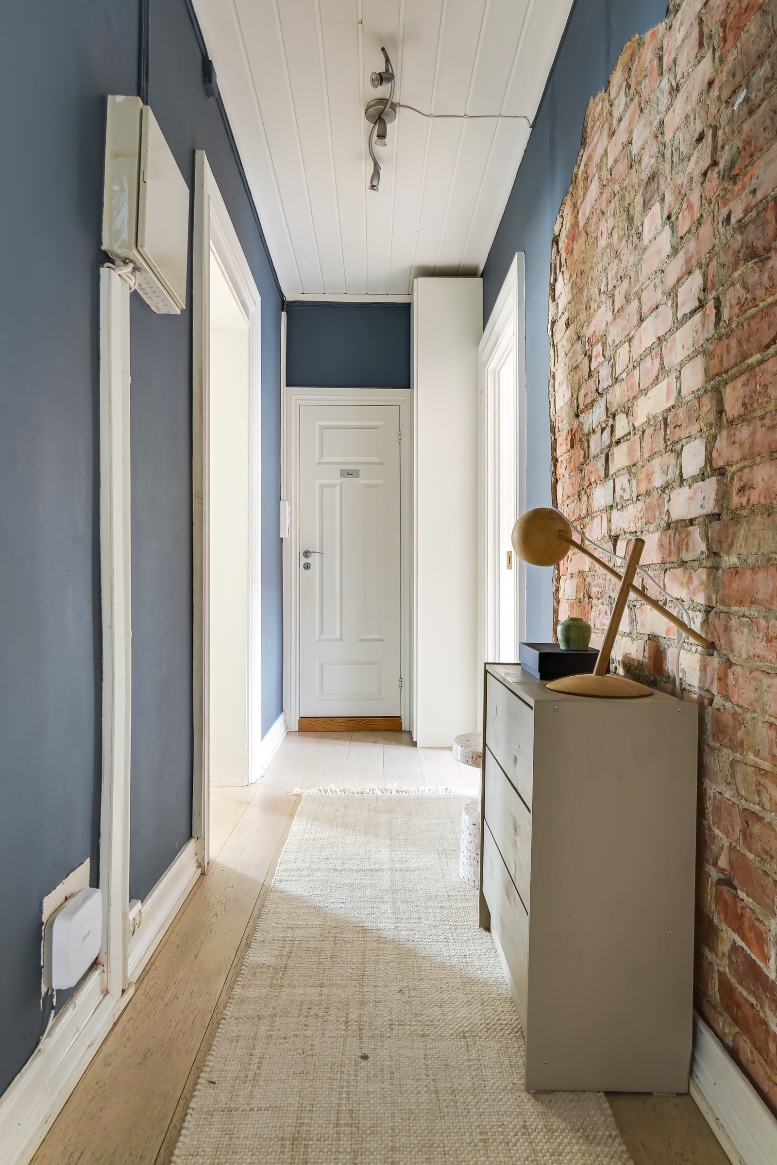 Her har du god plass til garderobeskap og kommode, samt plass til å henge fra deg yttertøy. Galleribilde