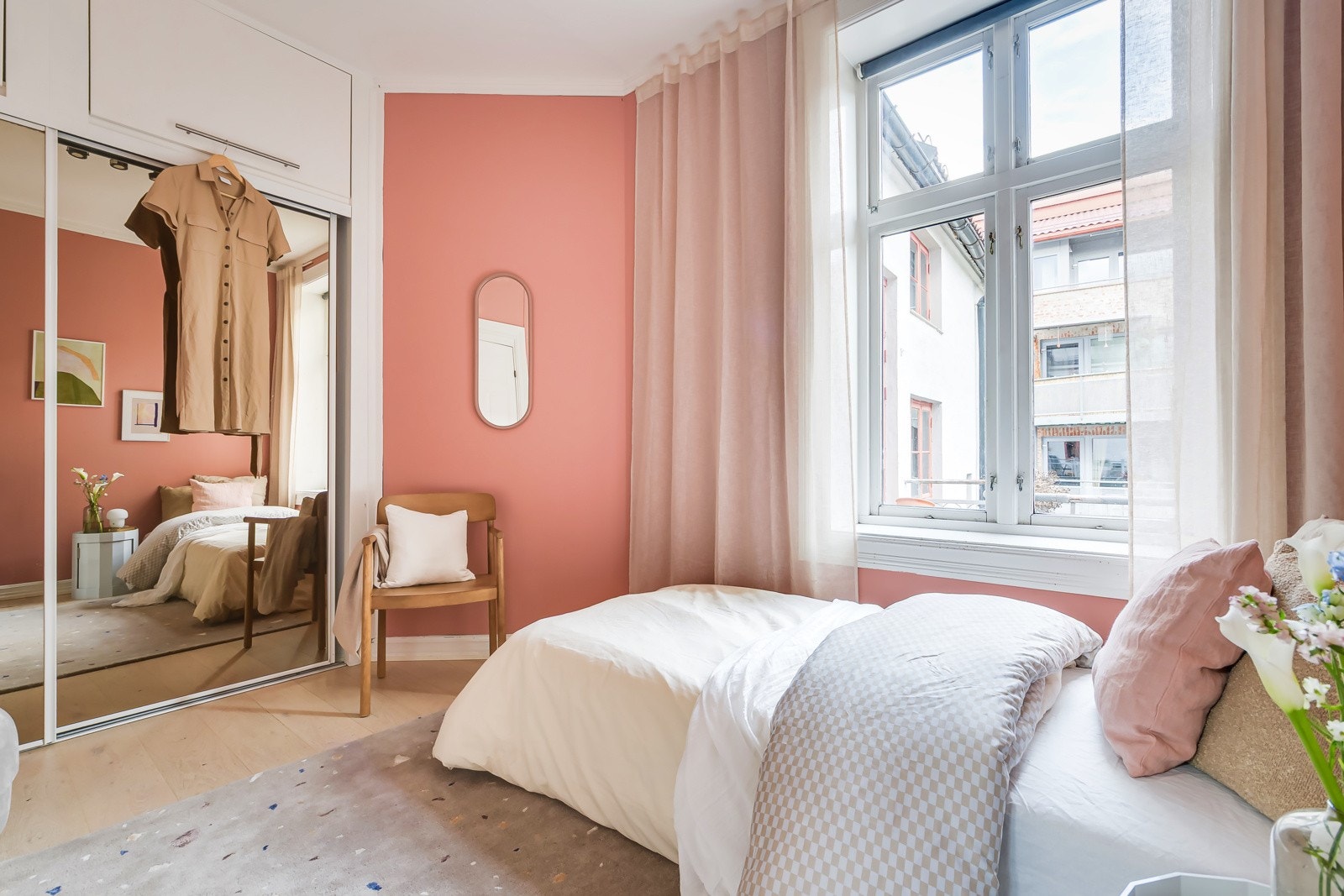 Her har har du god plass til dobbeltseng og rikelig med oppbevaringsplass i skyvedørsgarderobe. Galleribilde