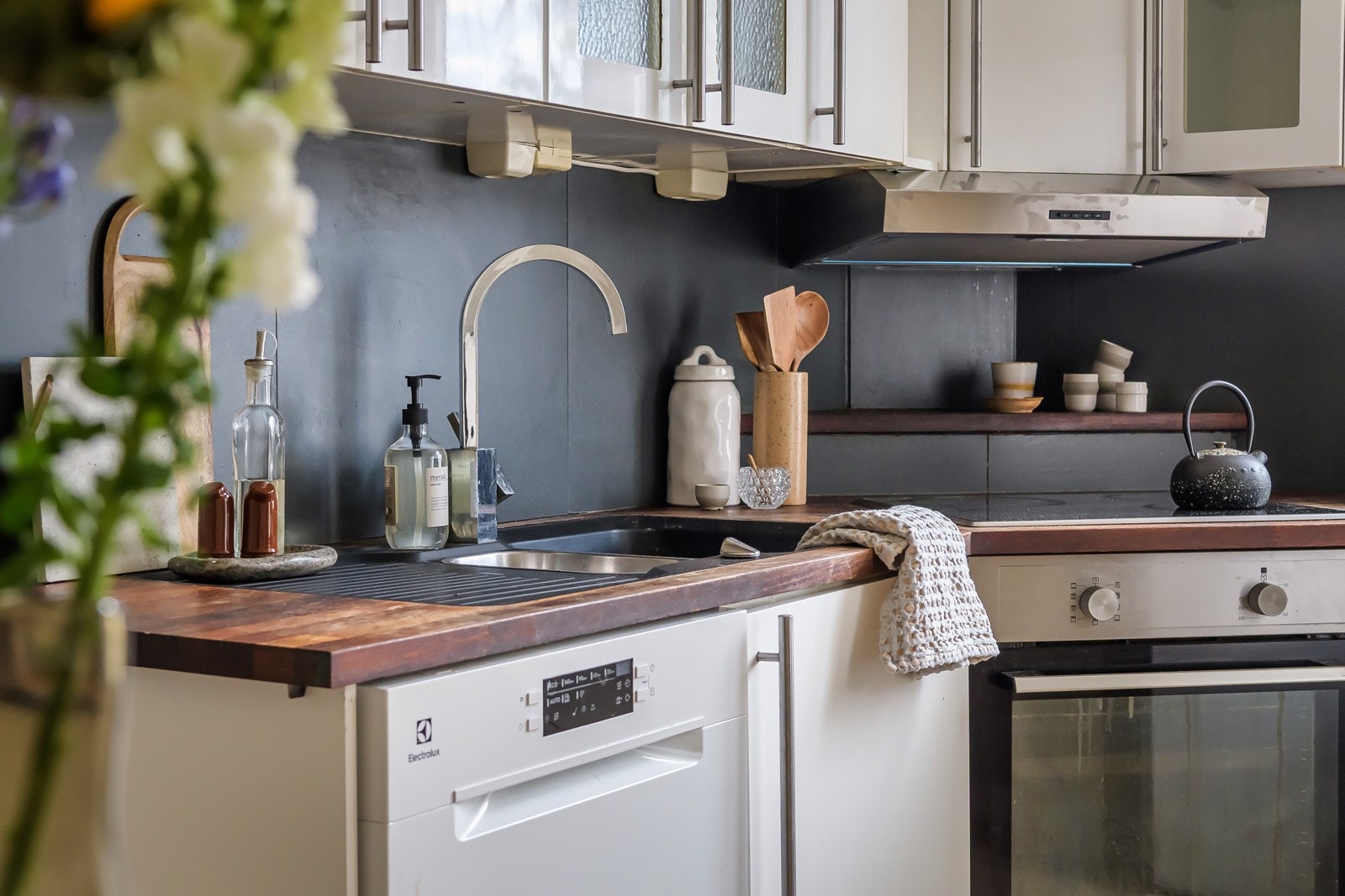 Kjøkkenet har hvitevarer som integrert komfyr (2022) med keramisk platetopp og frittstående kjøl/fryseskap og oppvaskmaskin (2024). Galleribilde