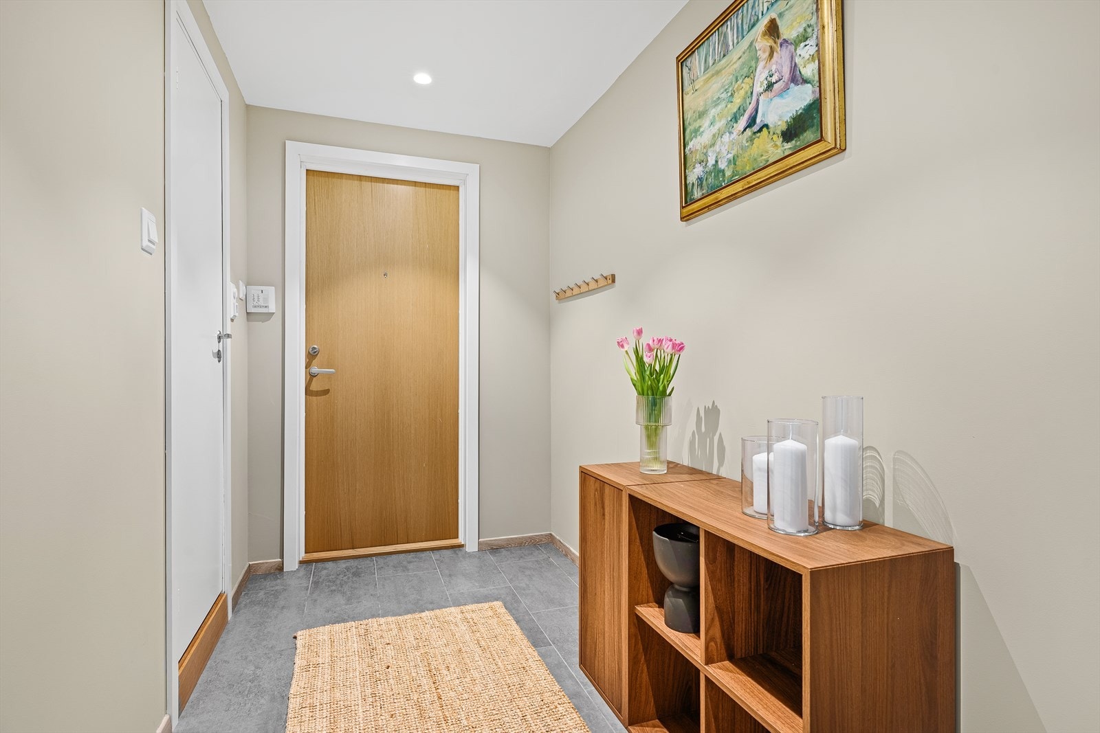 Det er portåpner som slipper venner og familie enkelt inn i bygget, forøvrig heis som tar deg fort opp og hjem til riktig etasje. Ved entreen har du tilkomst til badet. Galleribilde