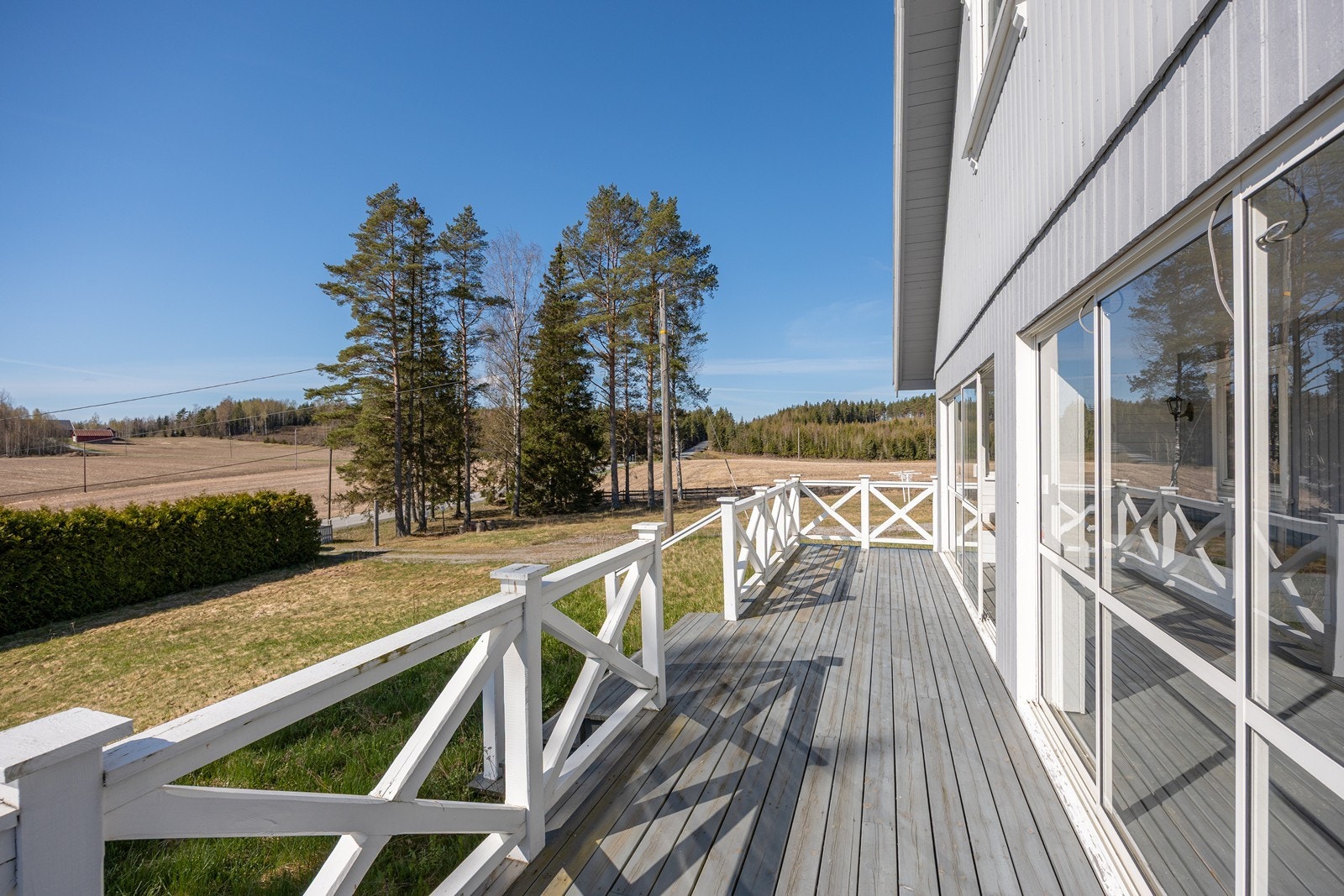 Uteplassen ligger sydvendt med hvitmalt rekkverk, utmerkede solforhold og god plass til utemøbler. Galleribilde