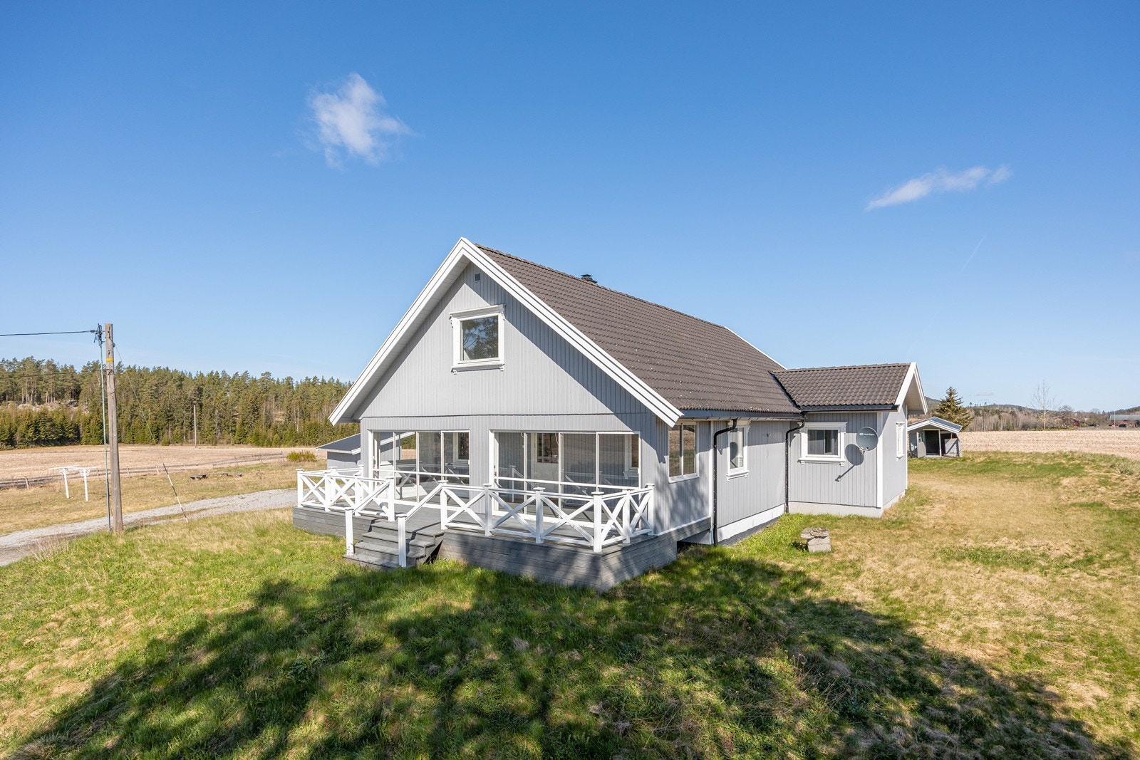 Boligen har en sydvendt terrasse på ca. 17 kvm og en innglasset terrasse på ca. 23 kvm. Galleribilde