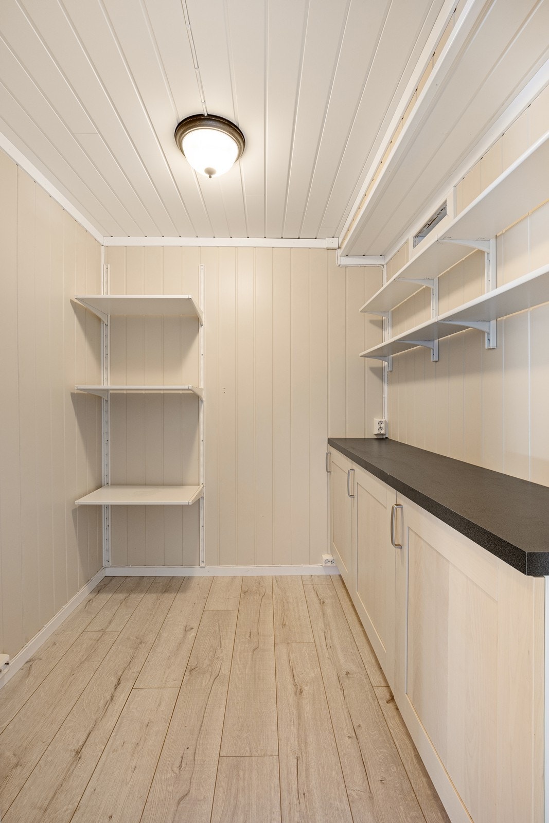 Boden i første etasje er innredet med hyller, benk og skap. Galleribilde