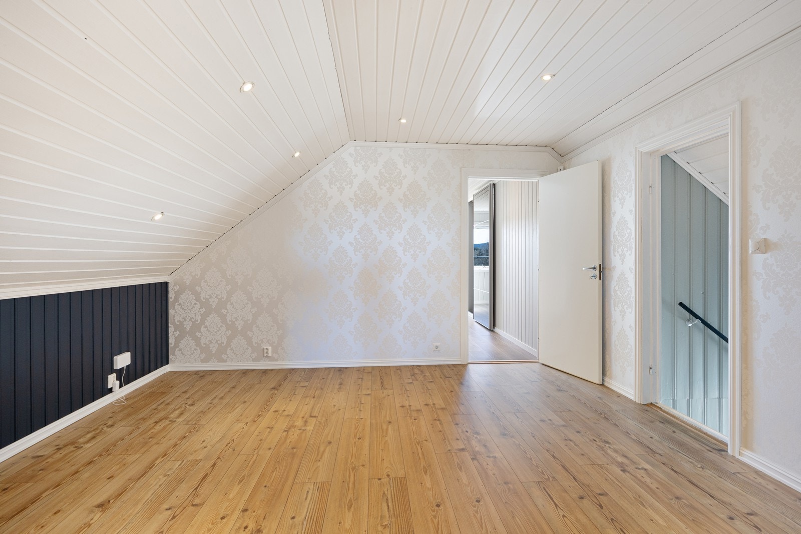 Loftet ble innredet i 2023 og har adkomst via en pen gang til tre soverom og ett toalettrom. Galleribilde