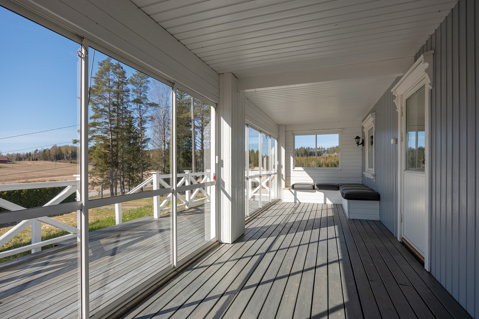 Den innglassede terrassen har plassbygd sittebenk i hjørnet og god plass til andre møbler. Galleribilde
