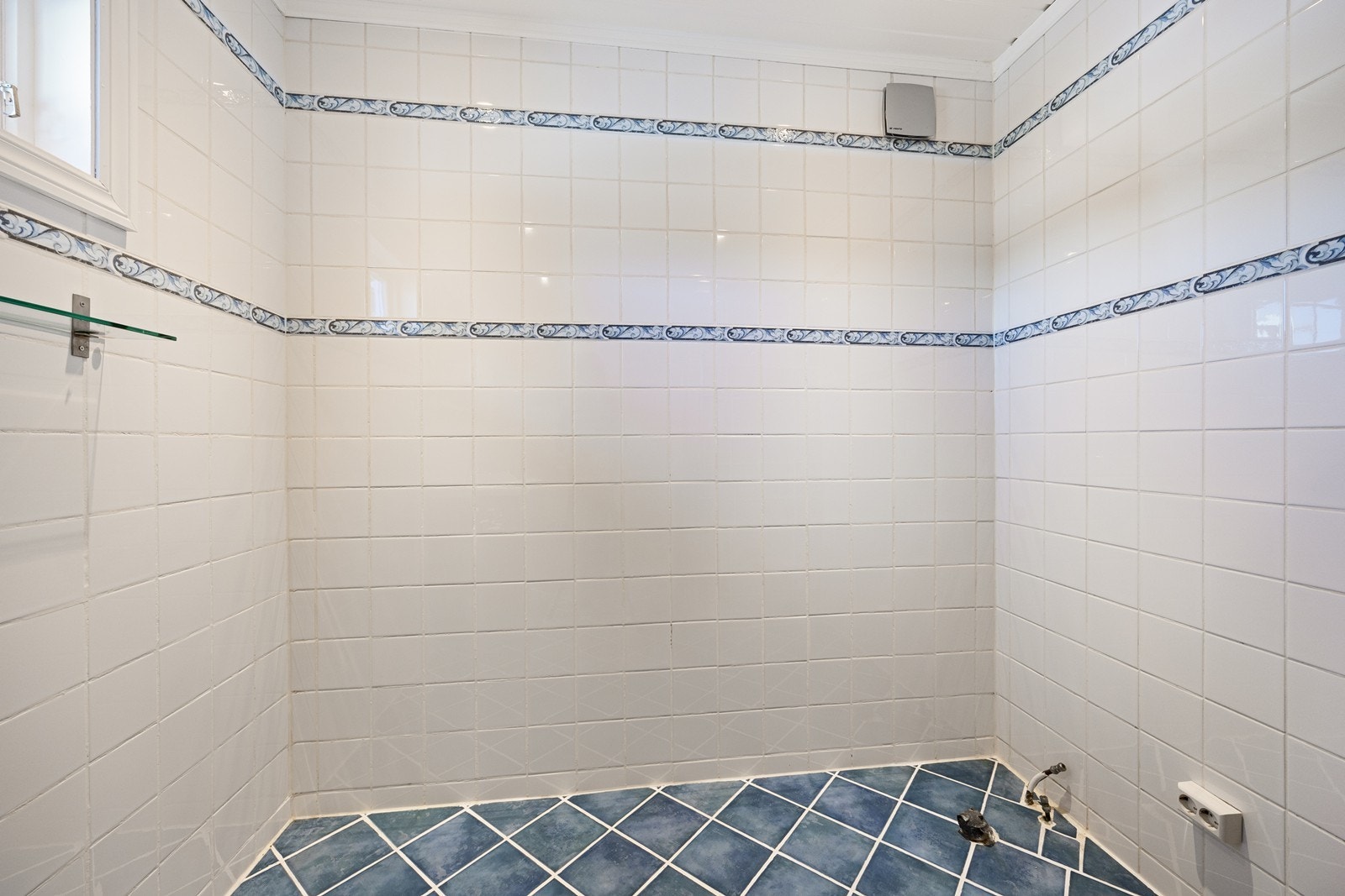 Badet har en fin størrelse som kan gi plass til badekar eller ytterligere innredning i innerste del. Galleribilde