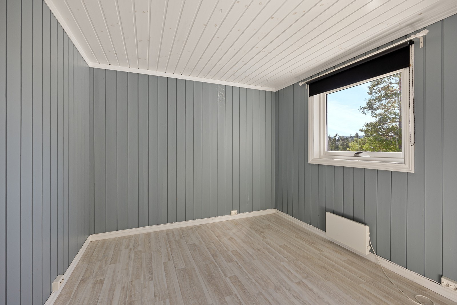 Soverommet nede har pene overflater og ligger tilknyttet et hobbyrom. Galleribilde