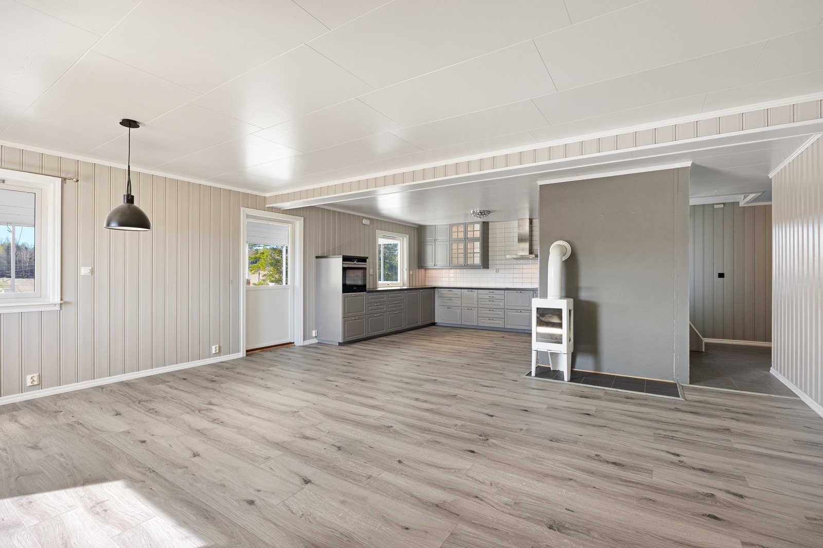 Kjøkkenet ligger i en sosial, åpen løsning og det er utgang til en stor, innglasset terrasse på ca. 23 kvm. Galleribilde