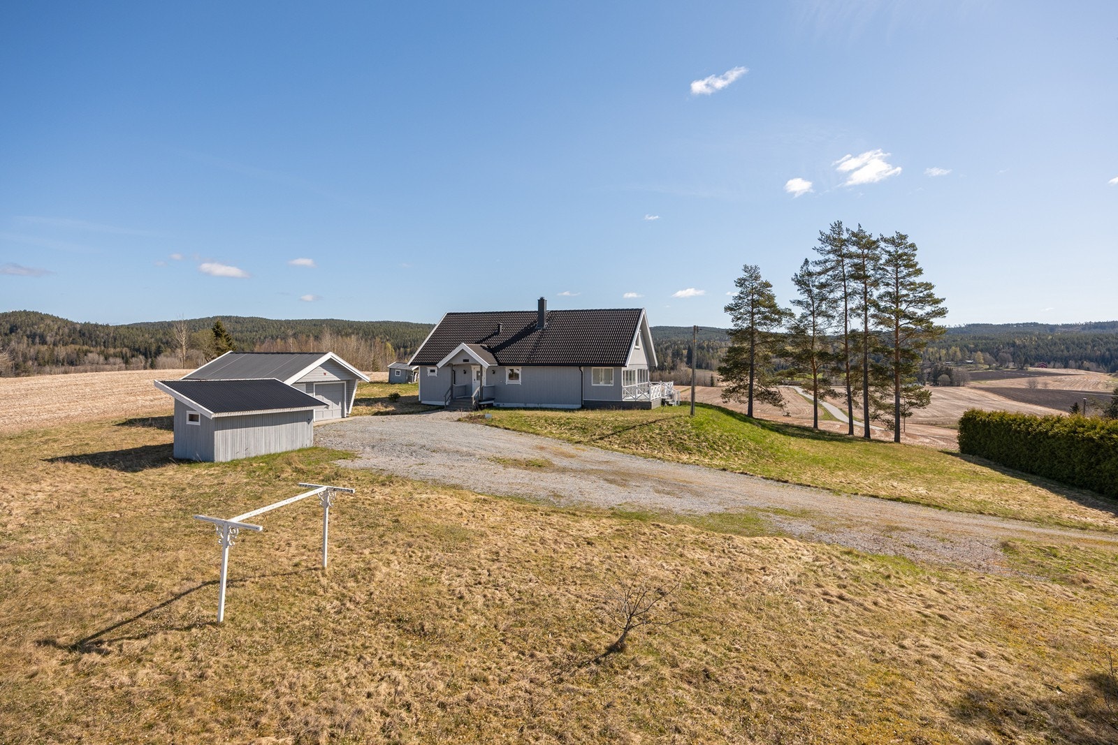 Boligen er fra 1936, men oppgradert gjennom årene, med kledning, taktekking, drenering og flere vinduer fra 2005. Galleribilde