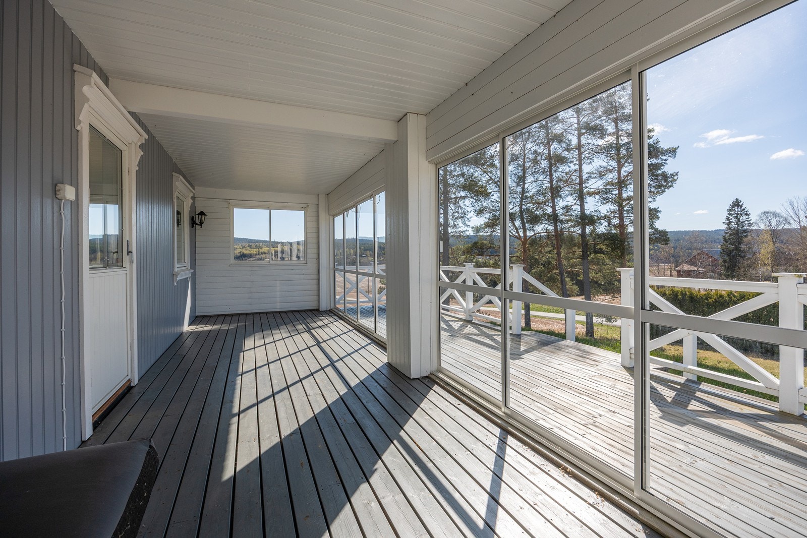 Den innglassede terrassen gir en ekstra lun uteplass, perfekt for sene kvelder, vår og høst. Galleribilde