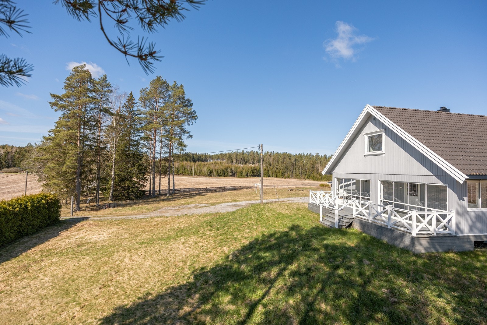 Fra den solrike terrassen er det trapp ned til hagen med god boltreplass og grense til åker og eng. Galleribilde