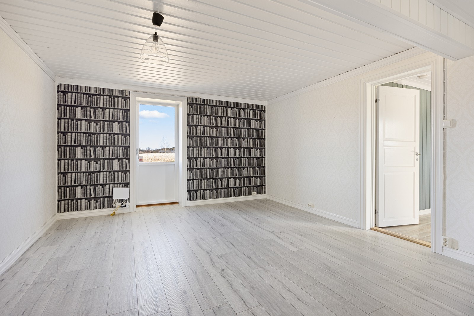 Tv-stuen har utgang til hagen og inngang til soverommet i første etasje. Galleribilde