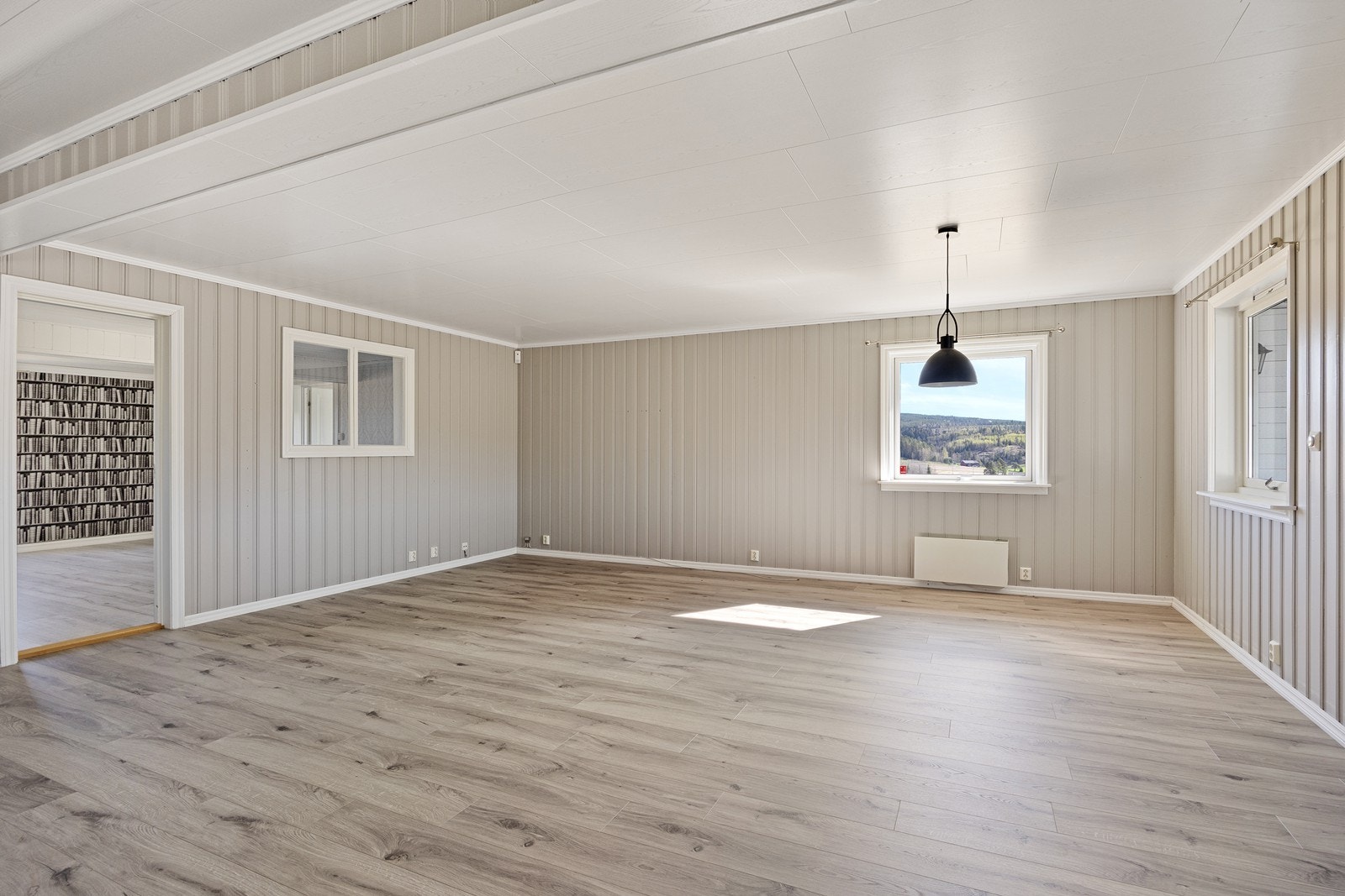 Stuen har et møbleringsvennlig areal og adkomst til en separat tv-stue som gir ekstra spillerom. Galleribilde