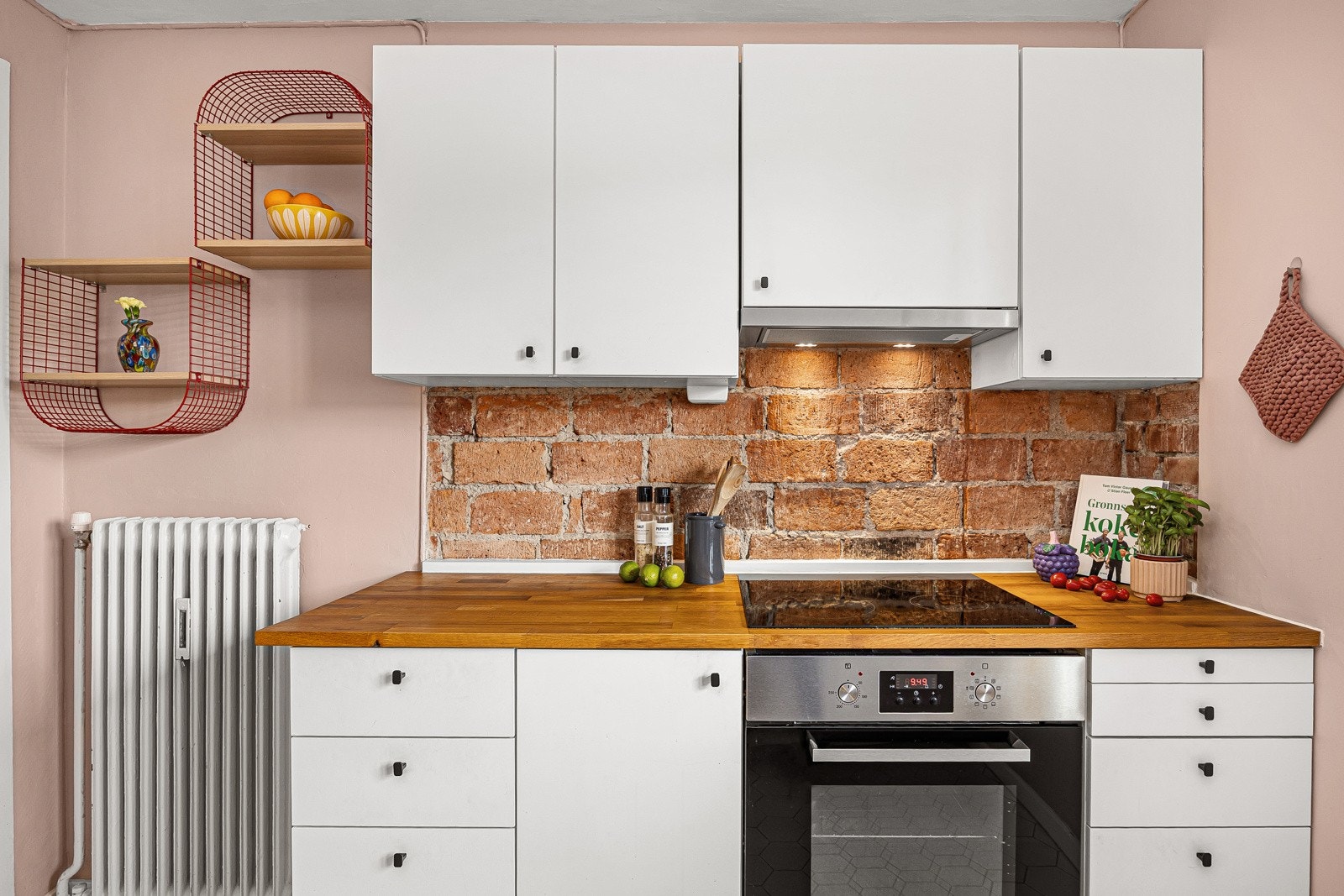 - Integrert stekeovn, koketopp og oppvaskmaskin samt medfølgende kjøl-/ fryseskap - Galleribilde