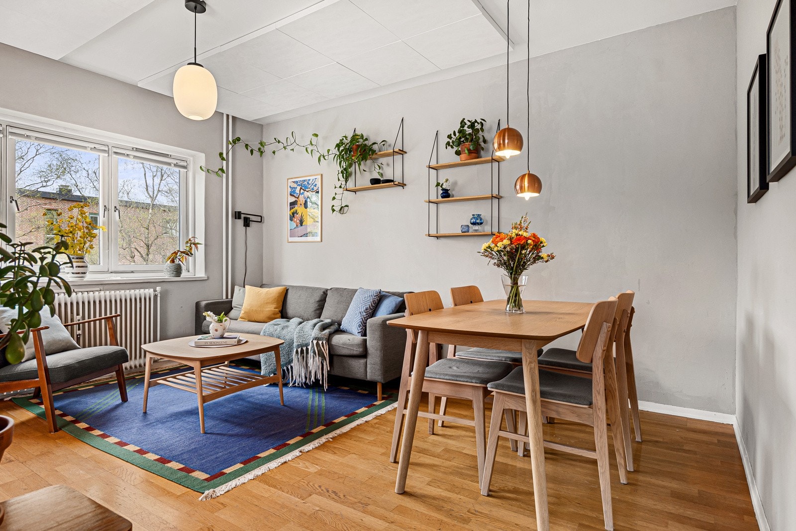 - Leiligheten har gjennomgående planløsning, god takhøyde (2,62 m på det høyeste) og store vindusflater som gir gode lysforhold og flott utsikt - Galleribilde