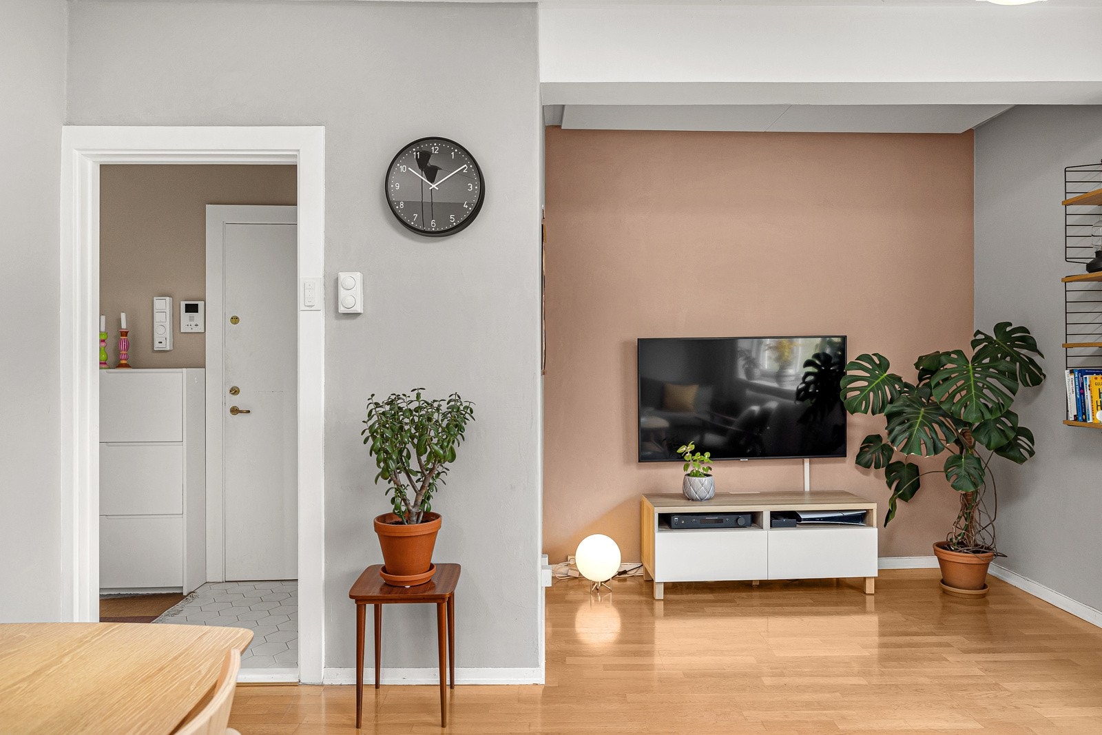 - Varmtvann, oppvarming (fjernvarme), kabel-tv og bredbånd er inkl i fellesutgifter - Galleribilde