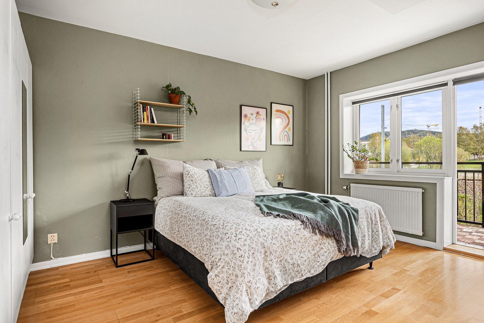 - Stort, luftig soverom med god plass til dobbeltseng, nattbord, kontorpult osv - Galleribilde