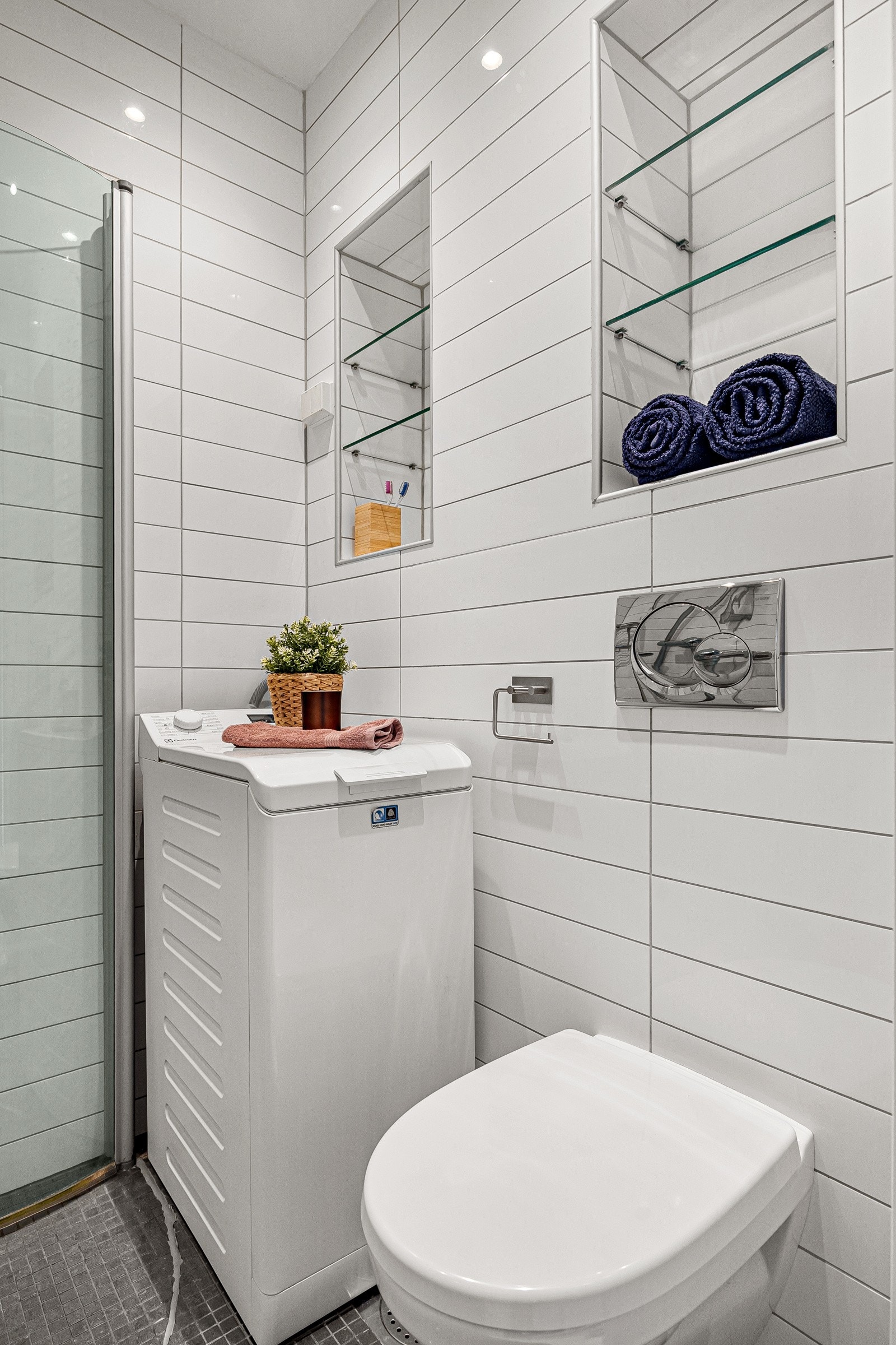 - Dusjnisje med innfellbare dusjvegger, vegghengt toalett, servant med skap og speil. Opplegg for vaskemaskin - Galleribilde