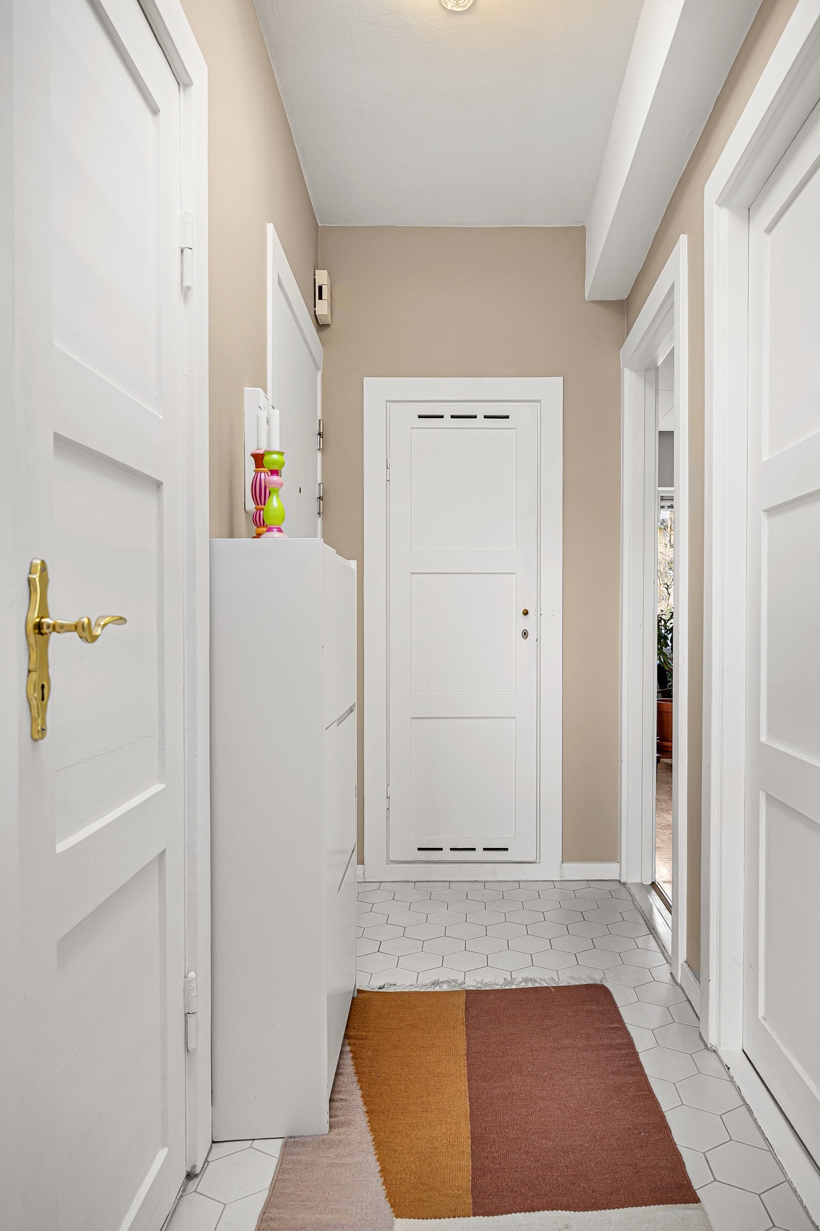 - Romslig entré med god plass til klær, sko, skoskap, knagger etc. Plassbygget skap med god lagringsplass - Galleribilde