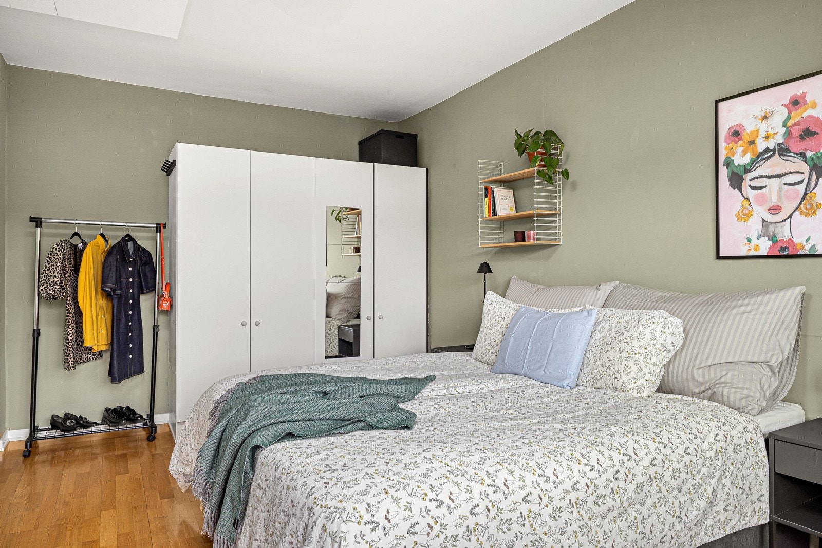 - Stort 4-dørs garderobeskap medfølger - Galleribilde