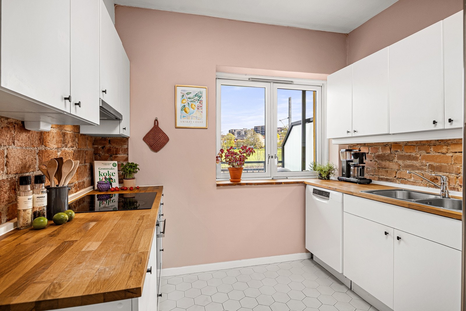 - Pen, eldre innredning med glatte fronter og god skap- og benkeplass - Galleribilde