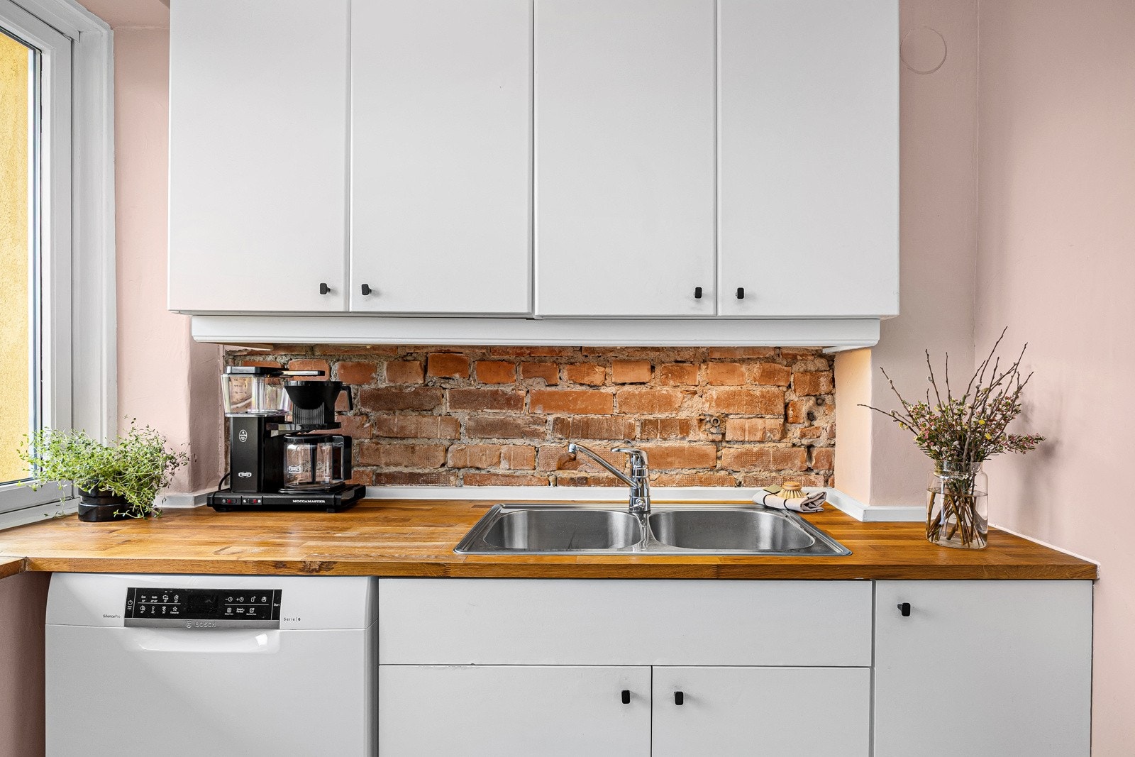 - Flotte teglsteinsvegger mellom over- og underskap - Galleribilde