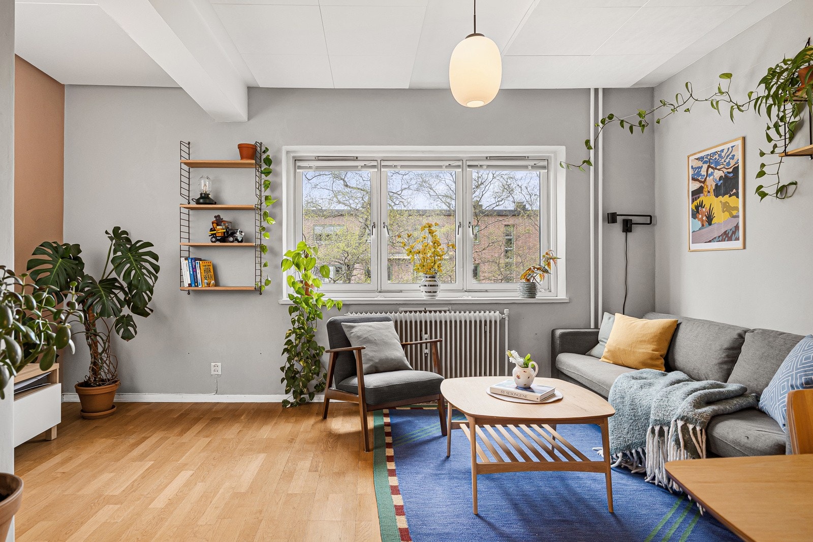 - Stuen vender mot rolig, trafikkstille gate - Galleribilde