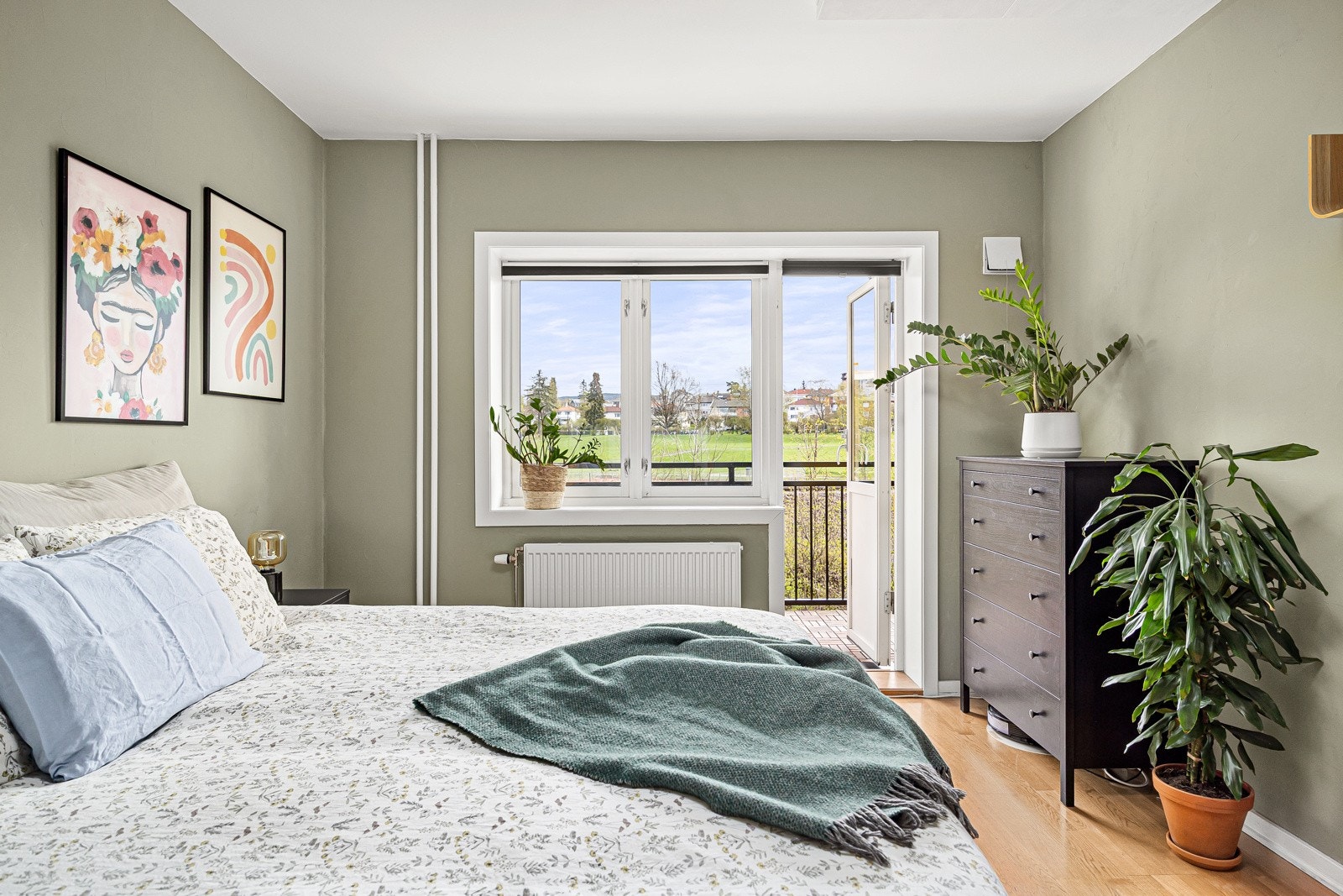 - Store vindusflater og balkongdør som gir svært gode lysforhold og flott utsikt, men ingen innsyn - Galleribilde