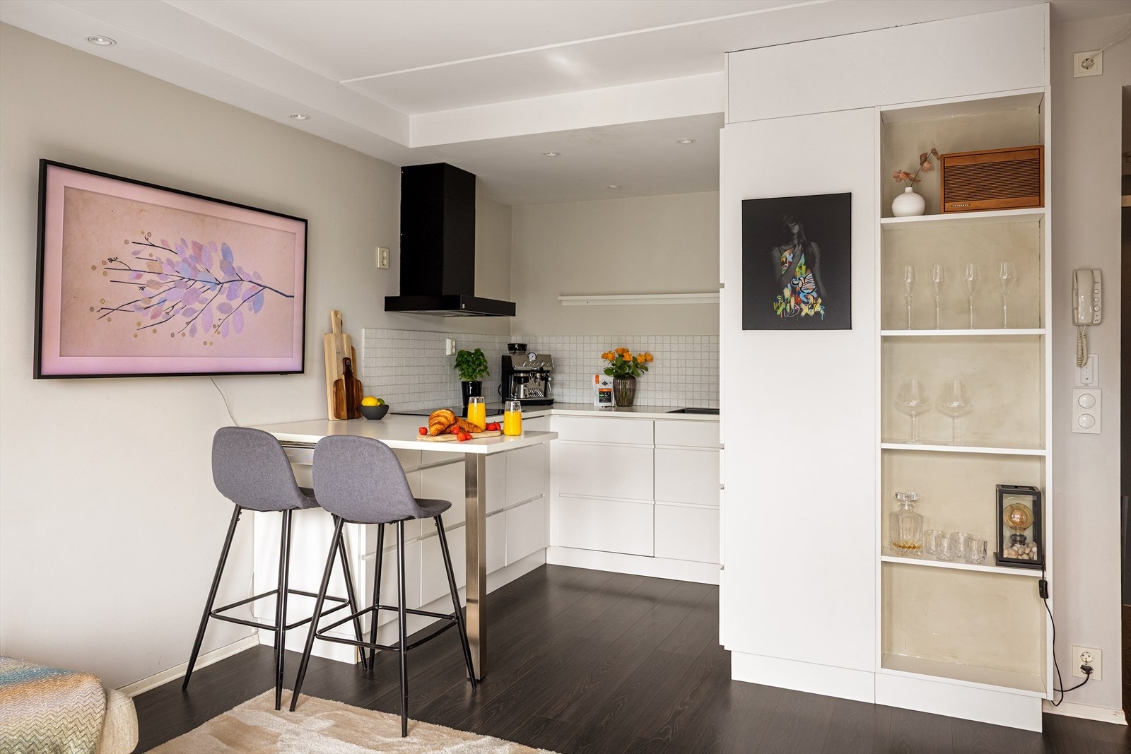 Ved kjøkkenet er det spiseplass ved barløsningen. Galleribilde