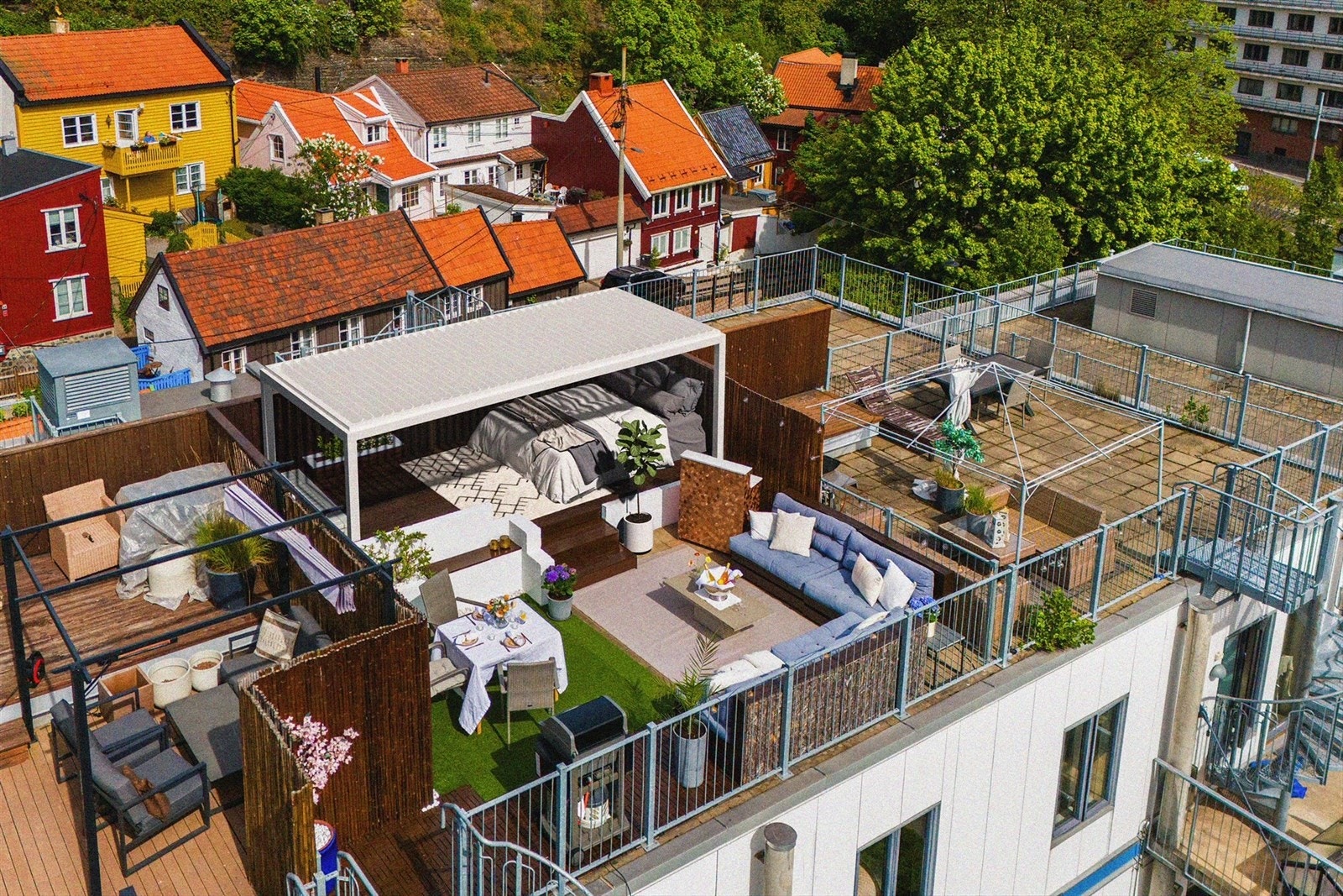 Det er mulighet for å bygge pergola/vinterhage. Se vedlagt sak i salgsoppgaven. Galleribilde