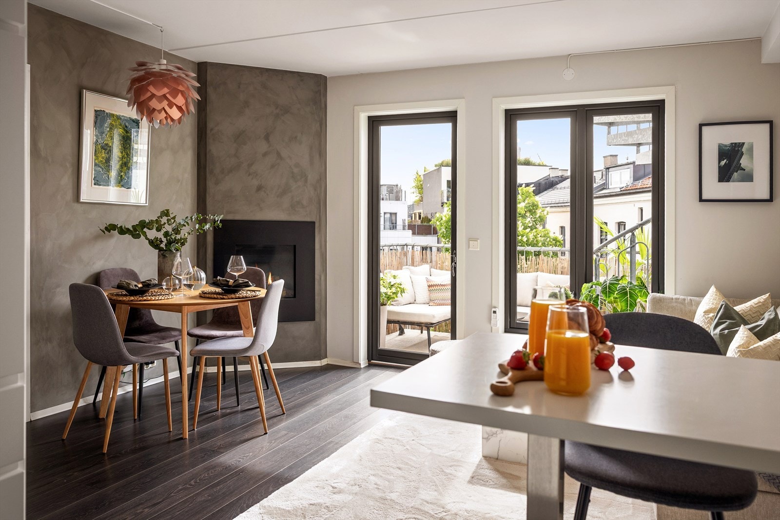 Stuen har store vindusflater og balkongdør som sikrer godt innslipp av naturlig lys. Galleribilde