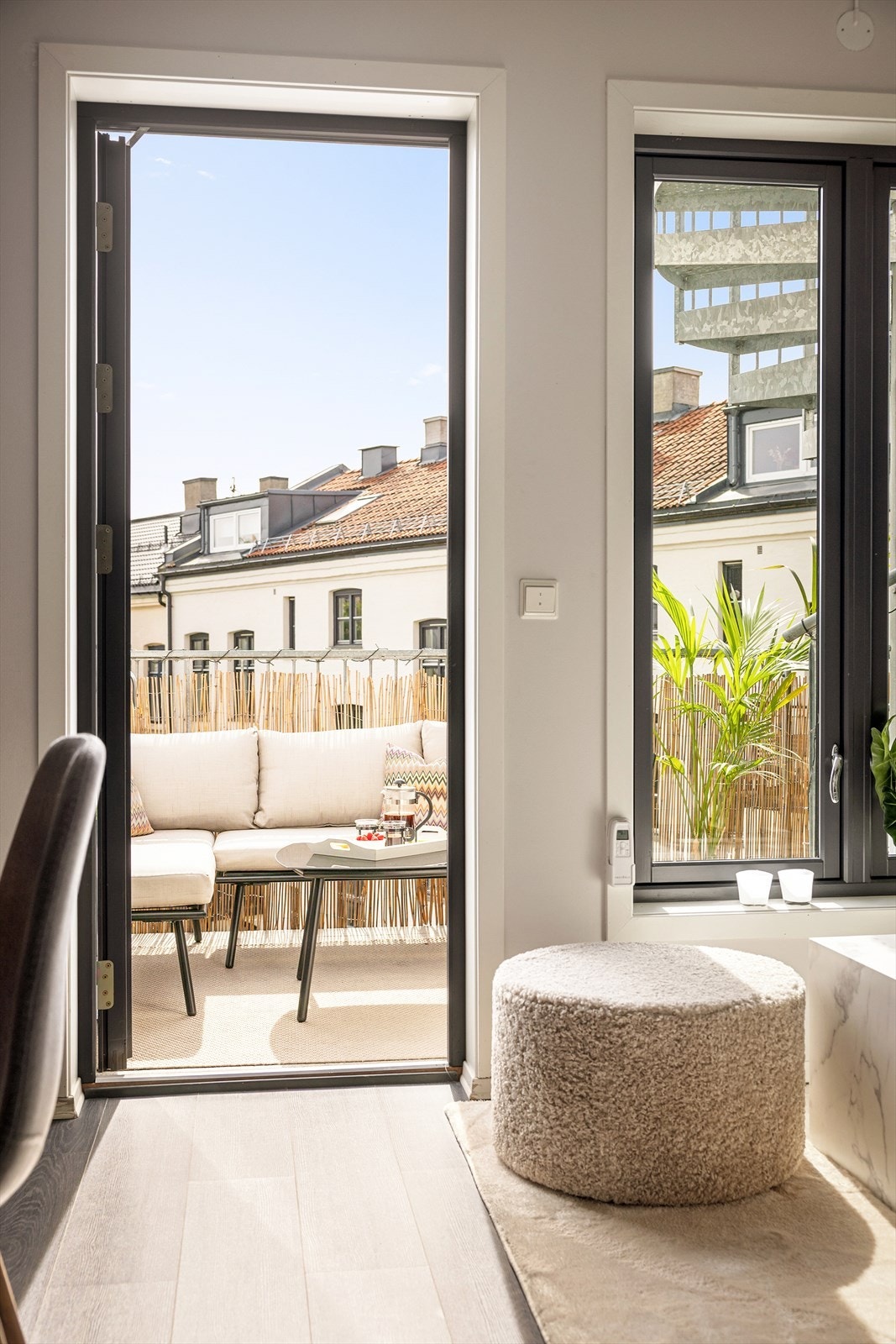 Det er utgang fra stuen til balkongen med vindeltrapp til takterrassen. Galleribilde