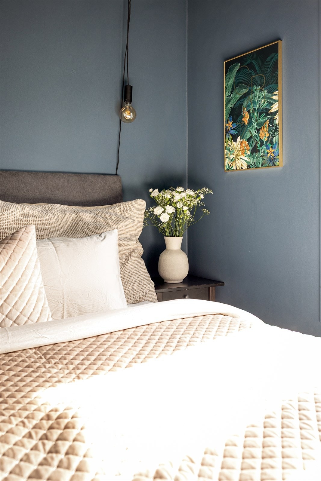 Det er god plass til dobbeltseng med tilhørende nattbord på hver side. Galleribilde