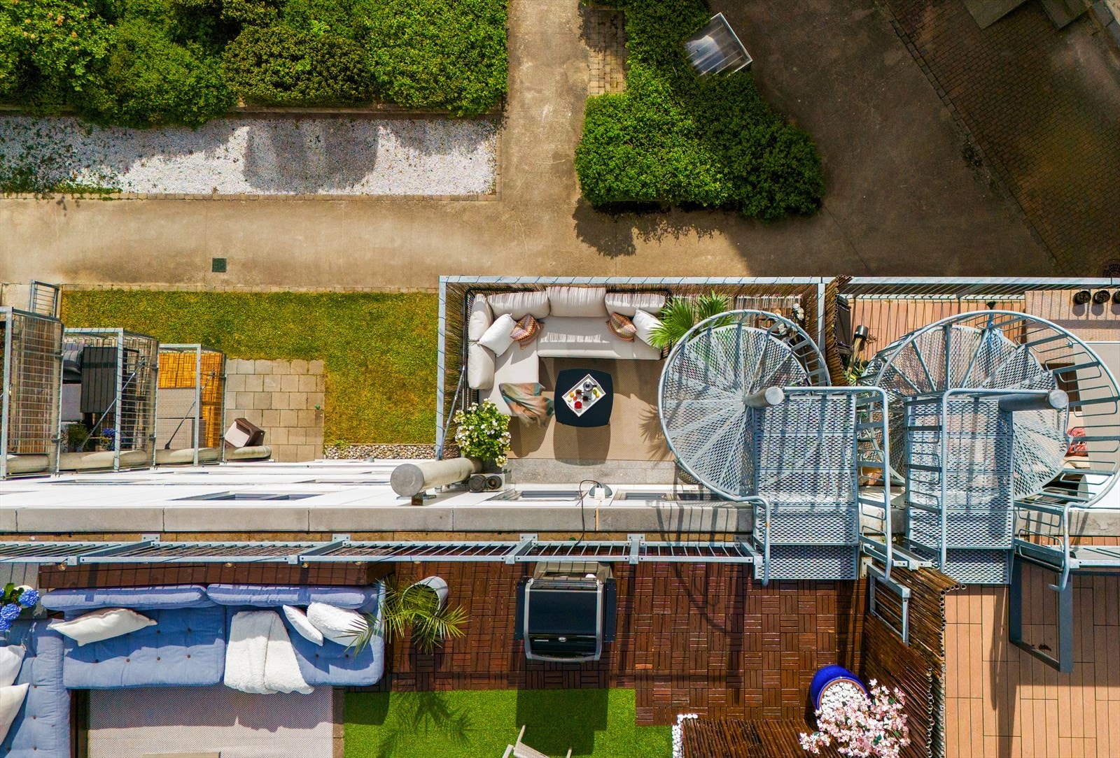 Det er vindeltrapp mellom balkongen og takterrassen. Galleribilde