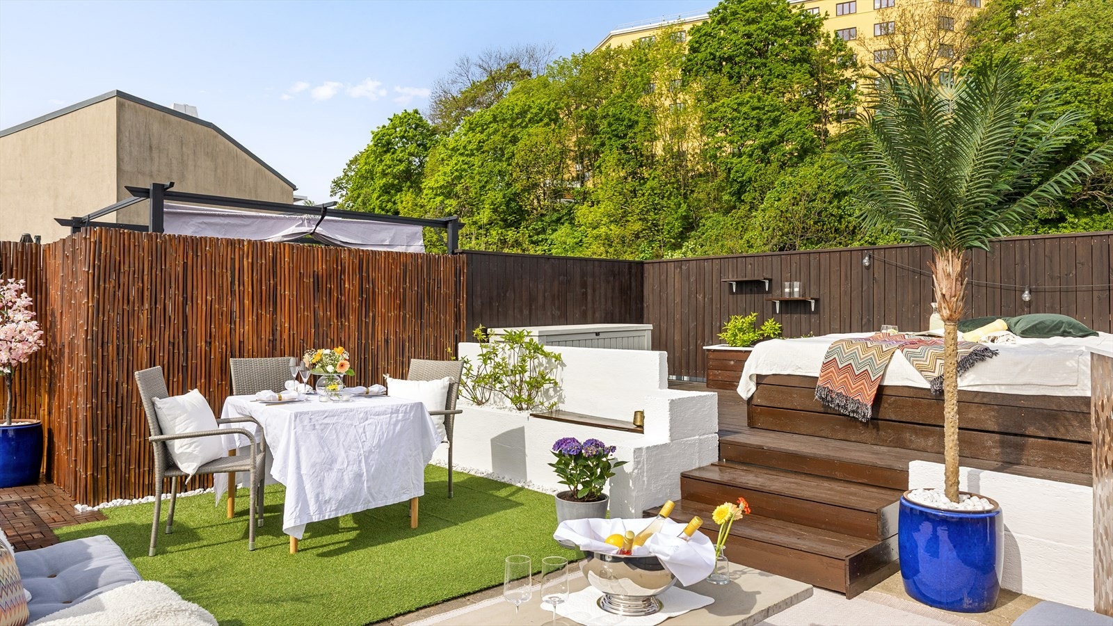 På terrassen er det god plass til å ha egen grillplass (elektrisk grill og gassgrill er tillatt), lounge-område, spisebord, solsenger etc. Galleribilde