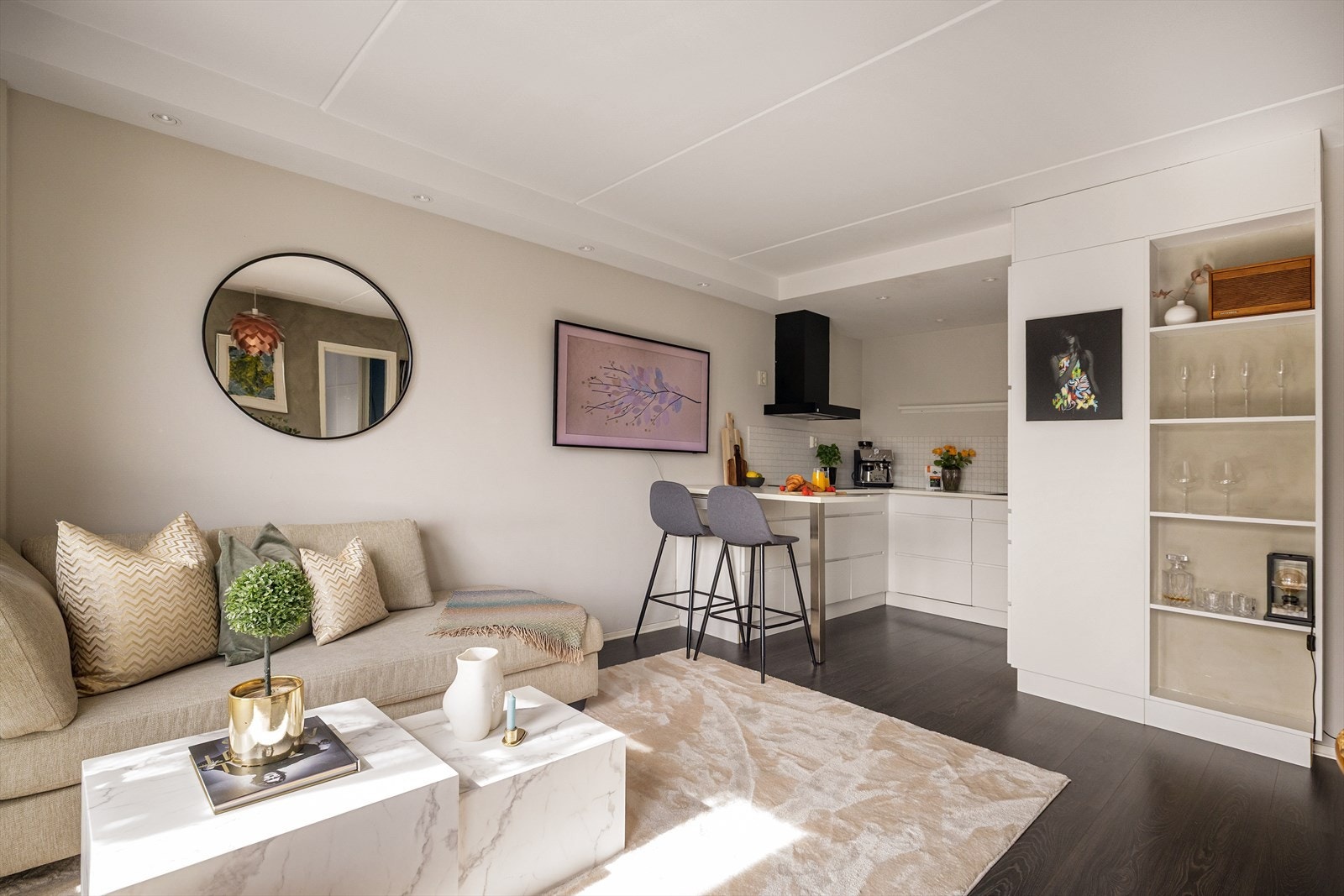 Rommet har en åpen og sosial planløsning, og innredes enkelt i ulike soner. Galleribilde