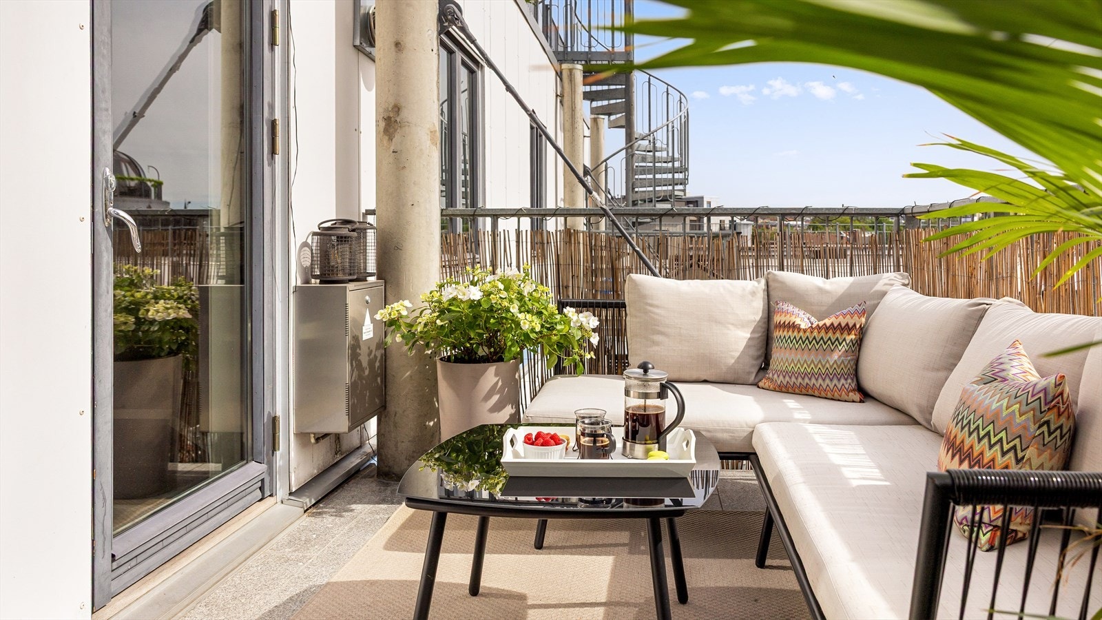 En herlig, sydøstvendt balkong på 9 kvm. med god plass til utemøblement. Galleribilde