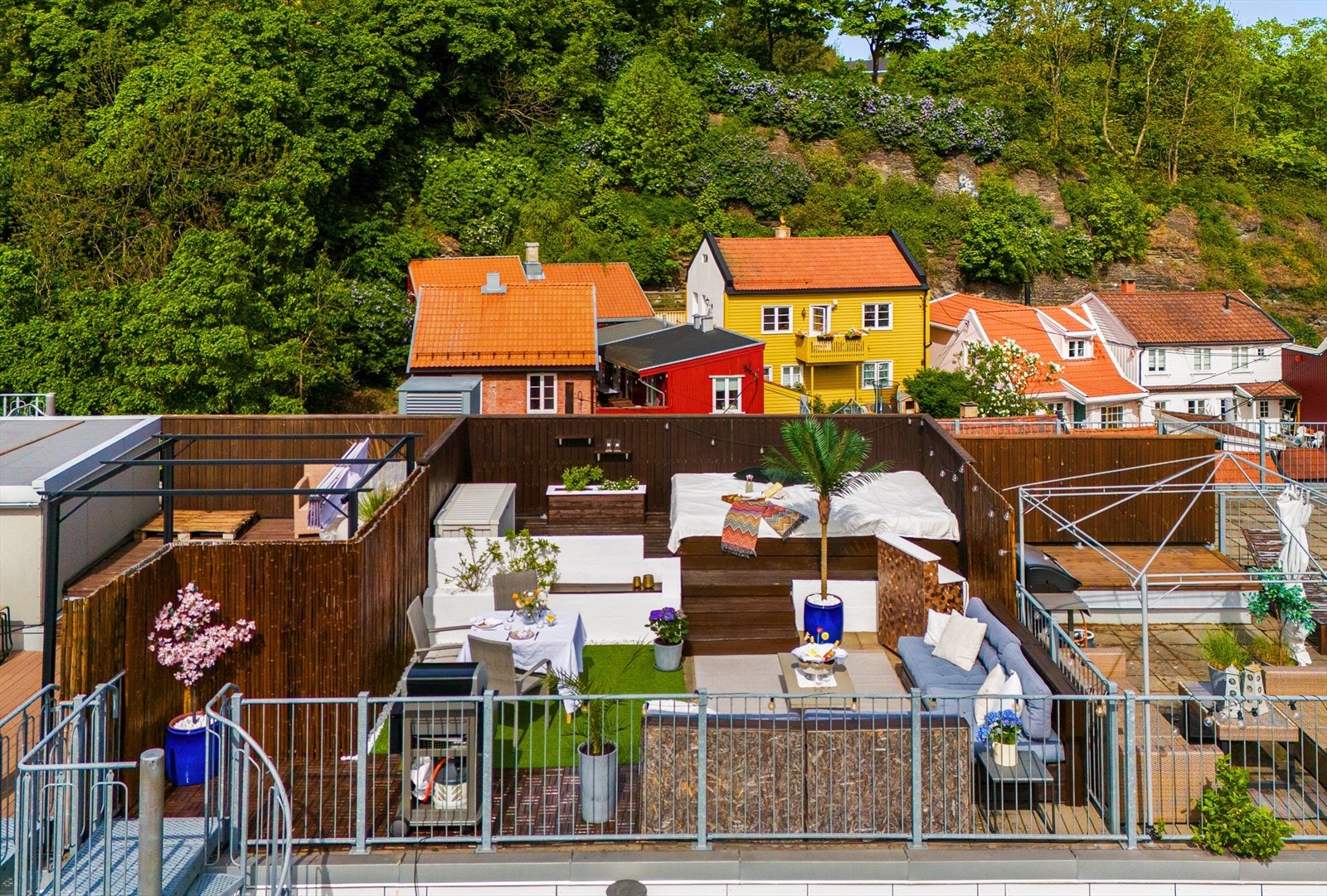 Kommentar fra selger: "Vi kommer til å savne muligheten for å invitere til vafler på taket og grilling med venner" Galleribilde