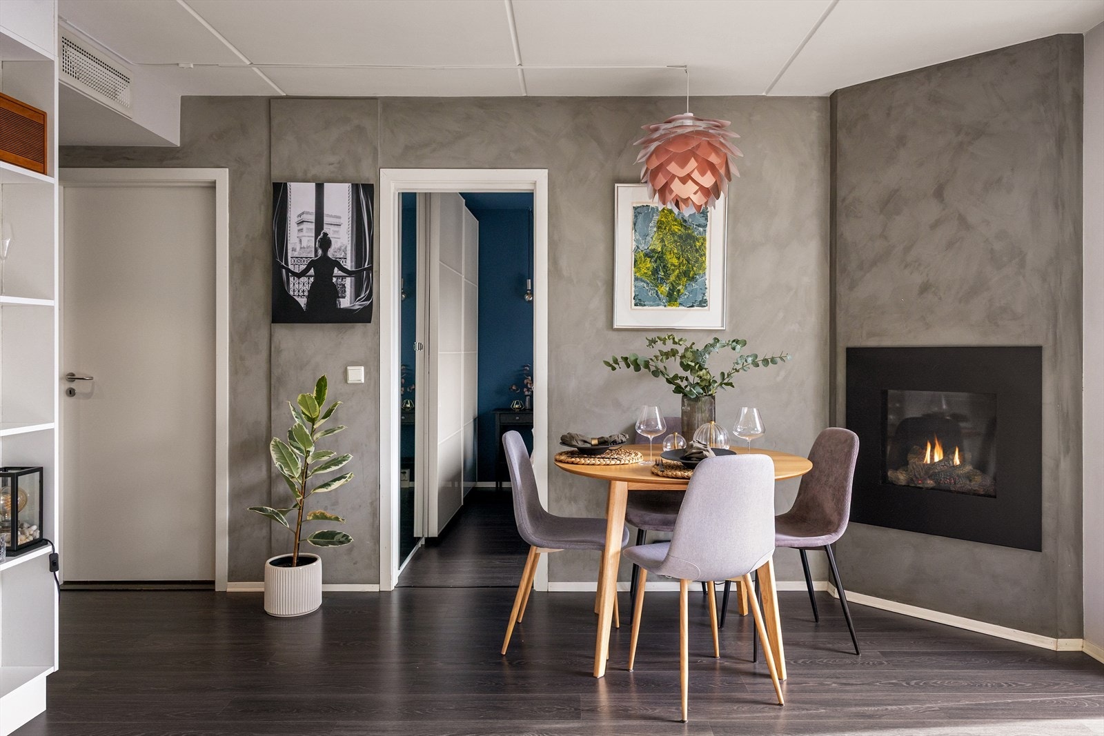 Gasspeis i stuen som gir behagelig varme og bidrar til hyggelig stemning på kalde høst- og vinterkvelder. Galleribilde