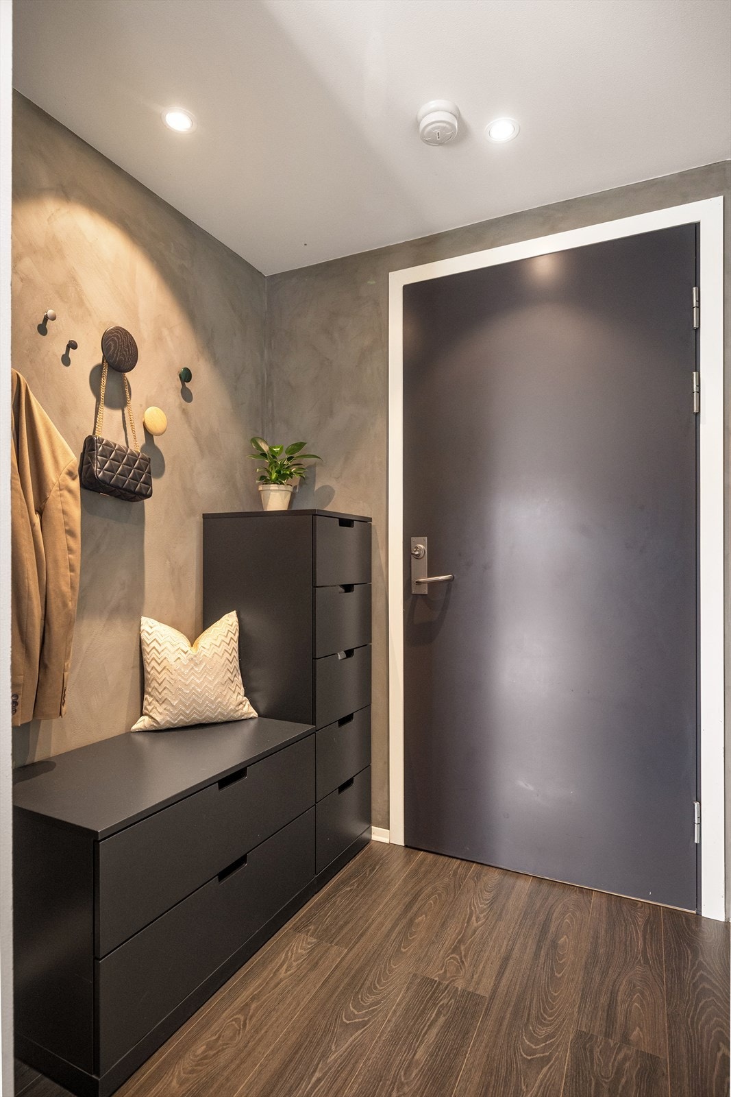 Velkommen inn! I gangen er det plass til oppbevaring av sko og yttertøy. Galleribilde