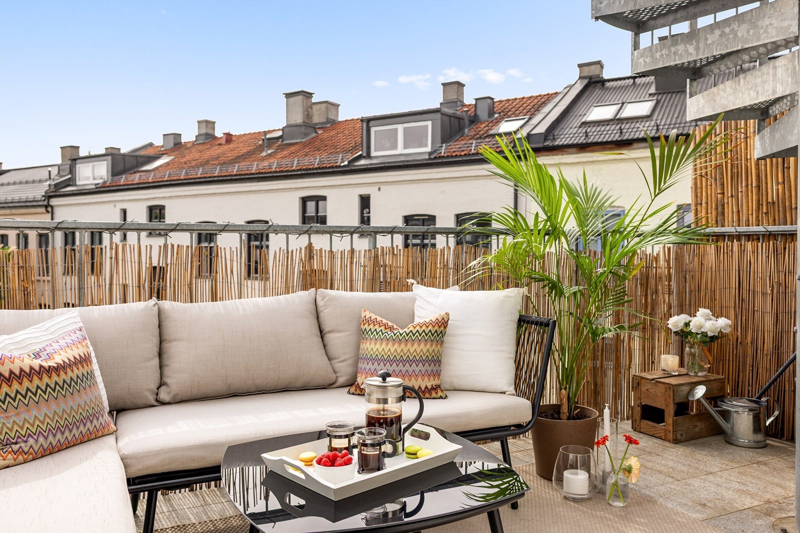 Dette er en lun og hyggelig uteplass med gode solforhold og fin utsikt over gårdsrom og over byen. Galleribilde