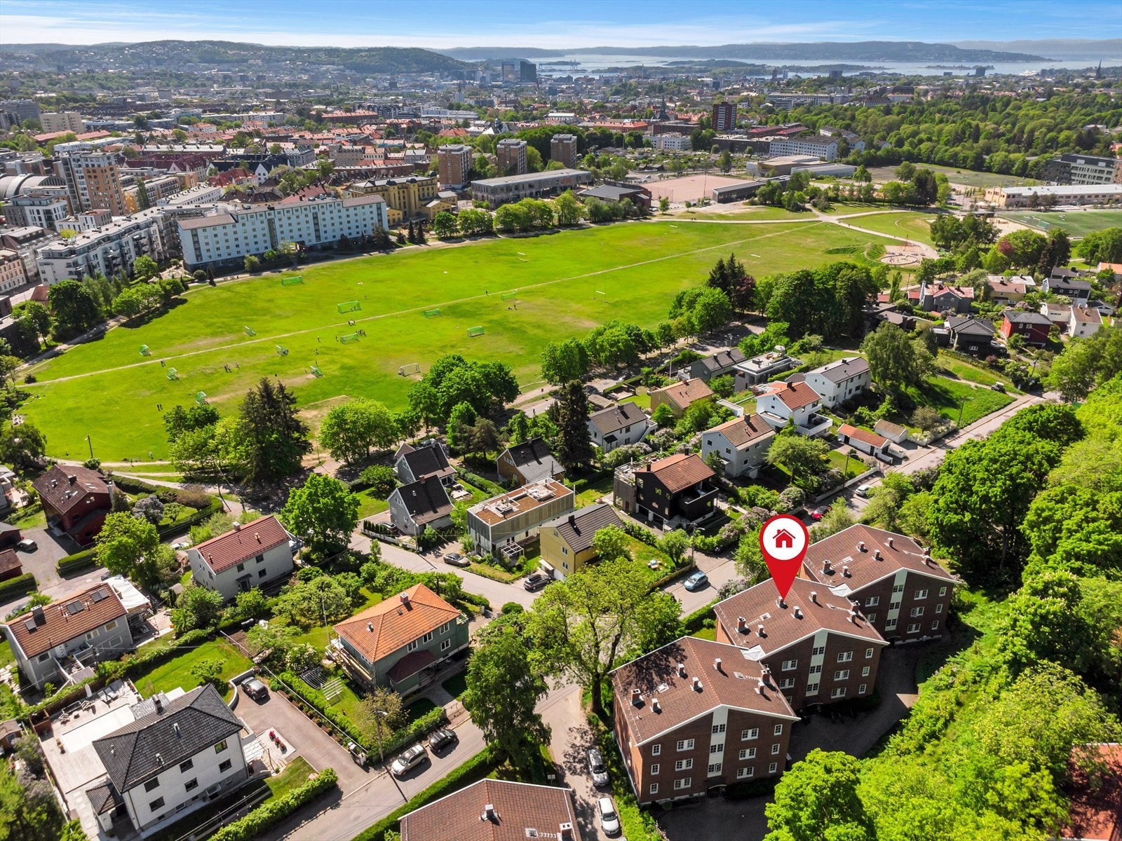 Villaområde med gangavstand til grøntområder, ulike aktiviteter som Voldsløkka, butikker og offentlig kommunikasjon. Galleribilde