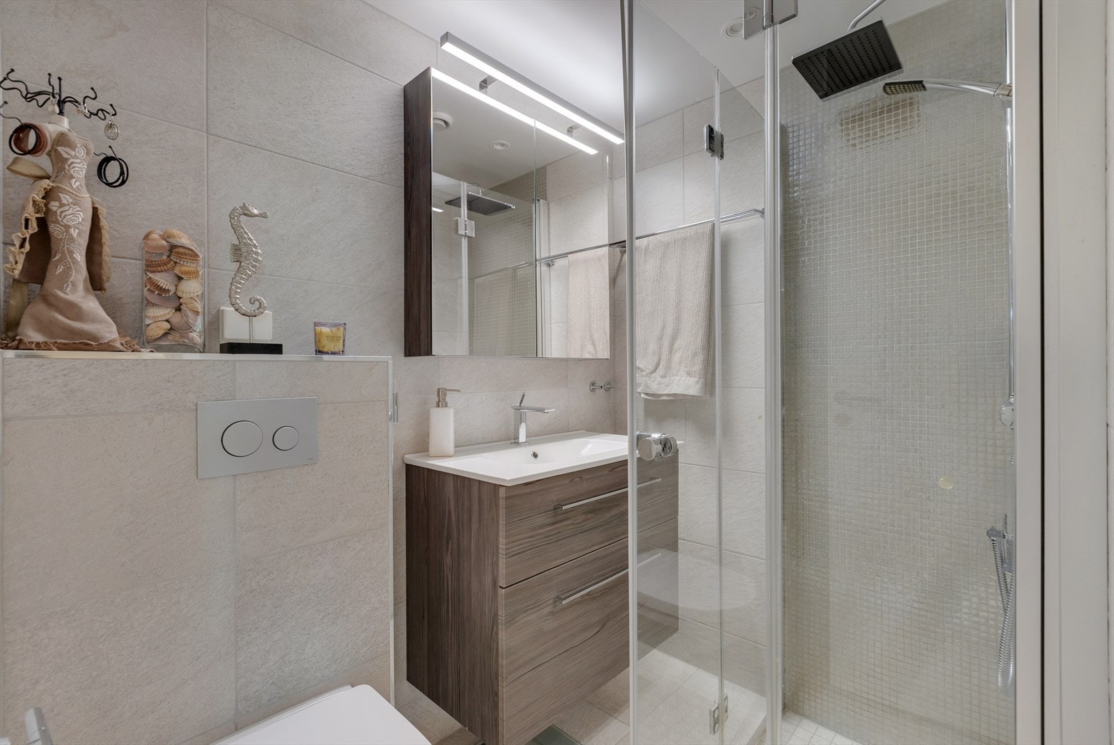 Lekkert flislagt bad fra 2018 Galleribilde