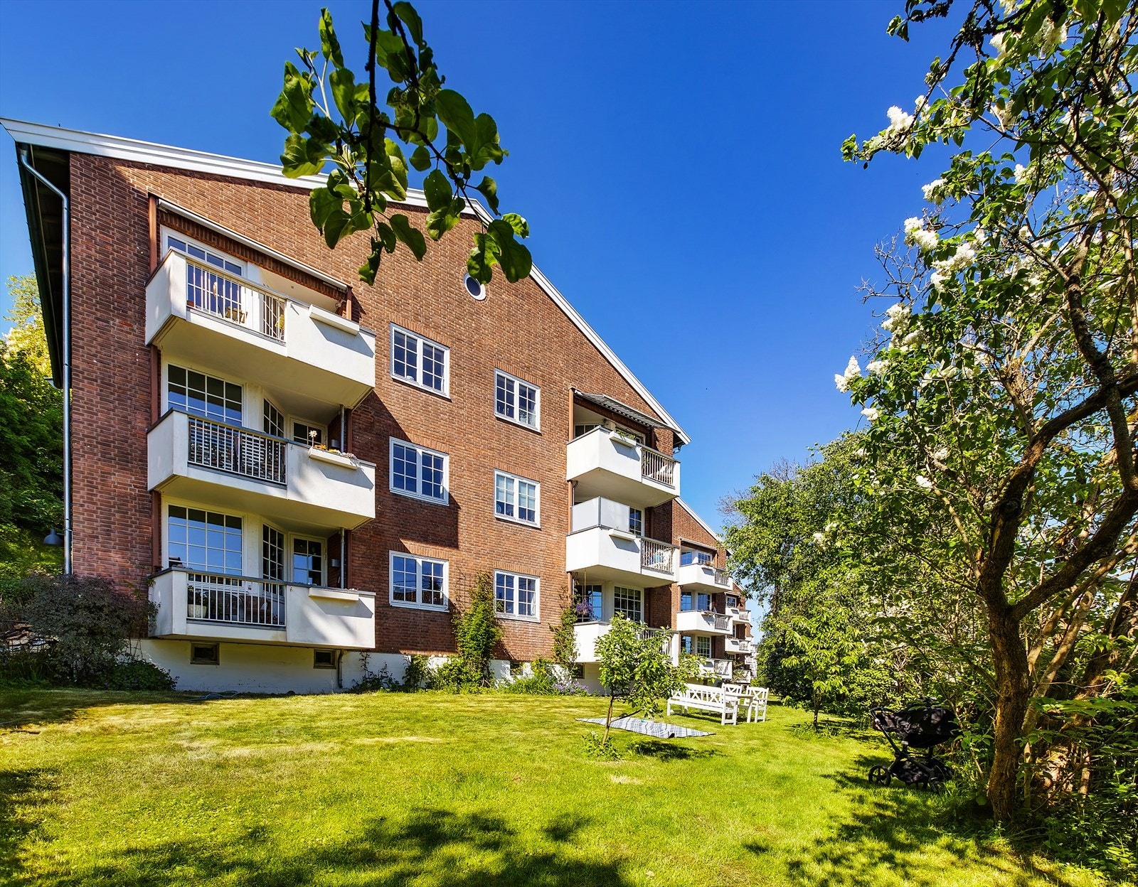 Leiligheten disponerer en loftsbod på 10 kvm, samt to kjellerboder på 3,5 og 3,8kvm. Galleribilde