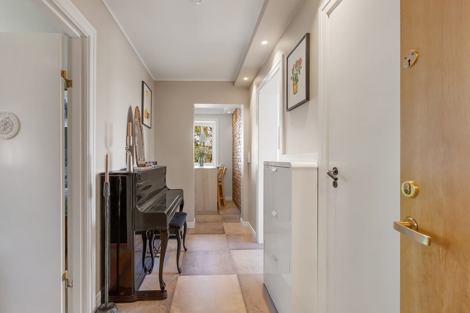 Du ønskes velkommen inn av en lys og innbydende entré. Galleribilde