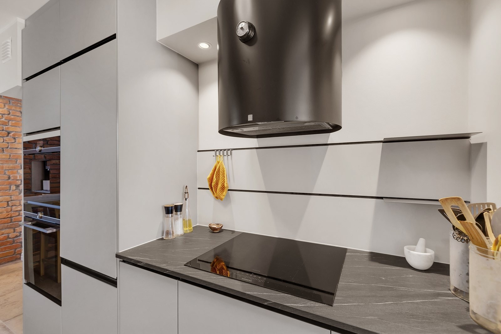 De integrerte hvitevarene er fra god kvalitet fra siemens. På kjøkkenet er det også en vaskemaskin. Galleribilde