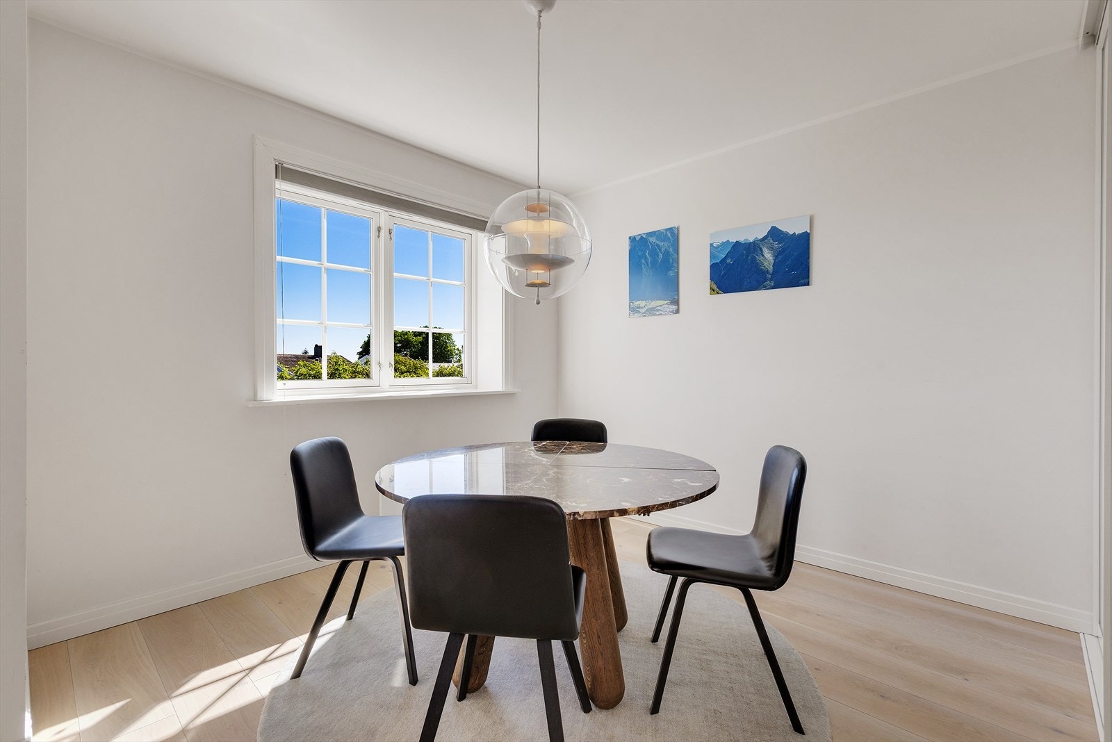 God plass til et stort spisebord slik at du får plass til familie og venner. Galleribilde